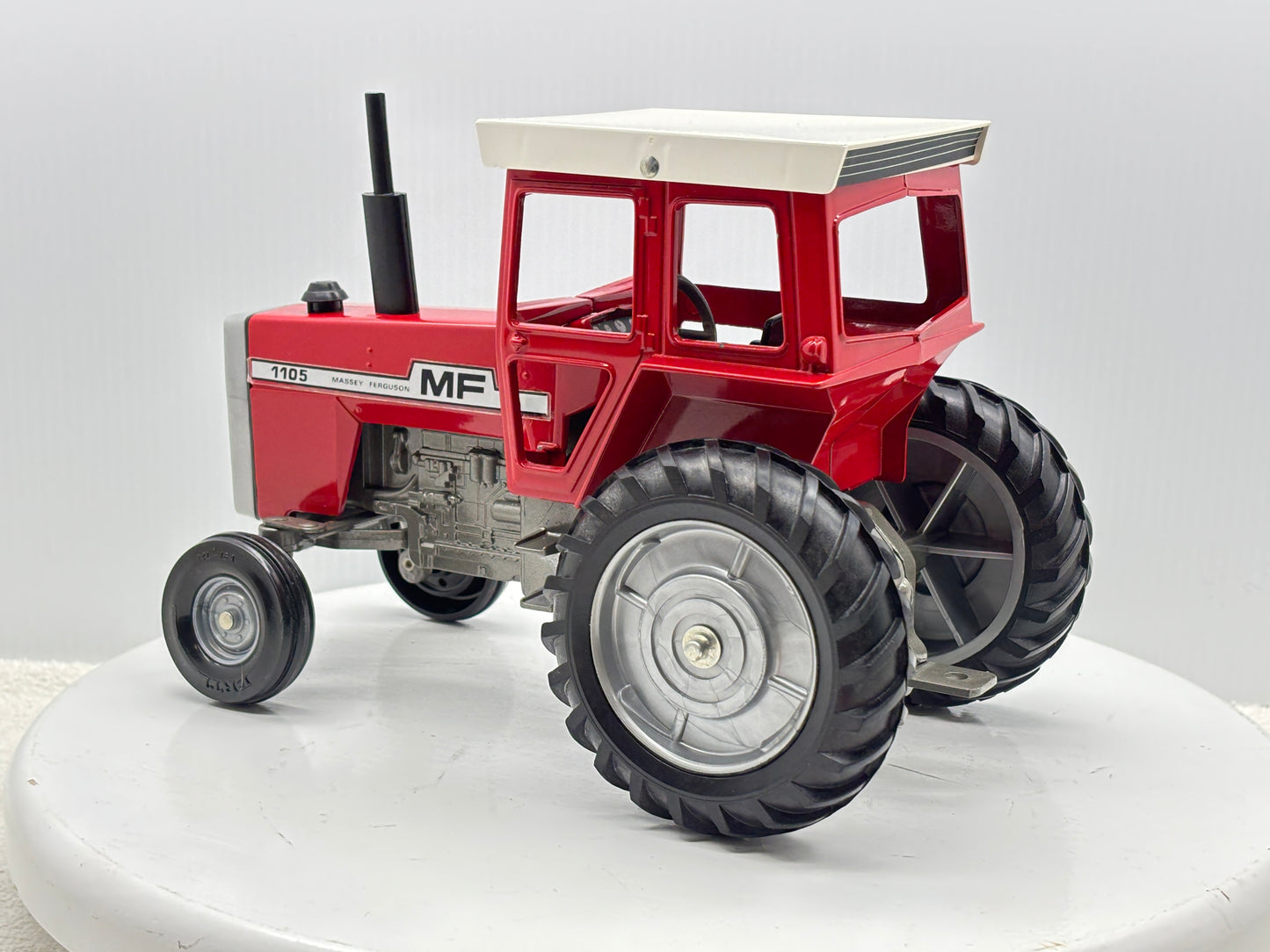 1/16 Massey-Fergusson 1105