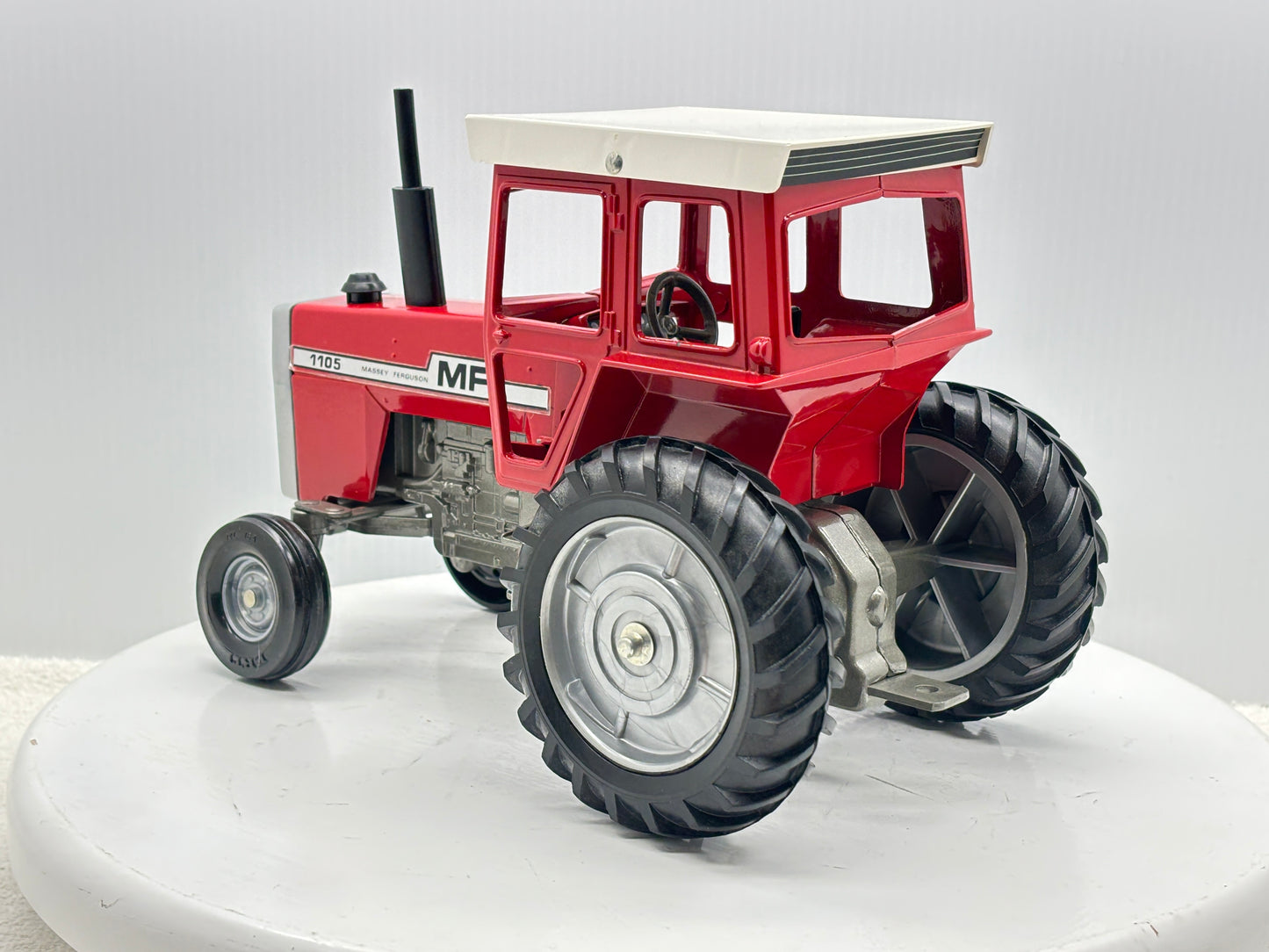 1/16 Massey-Fergusson 1105