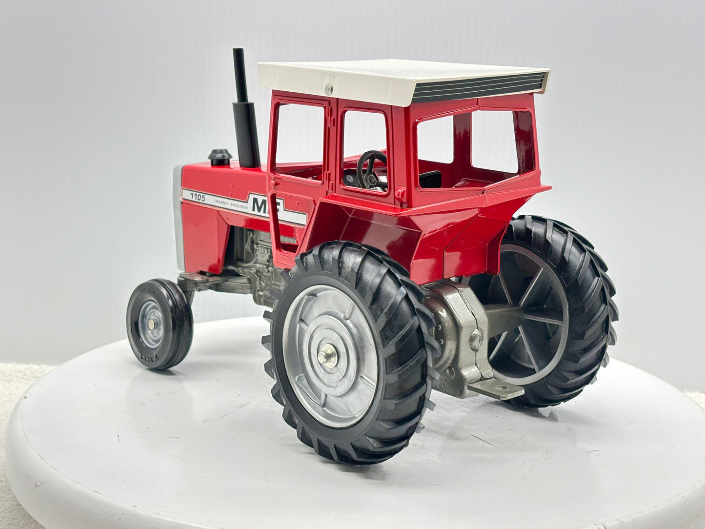 1/16 Massey-Fergusson 1105