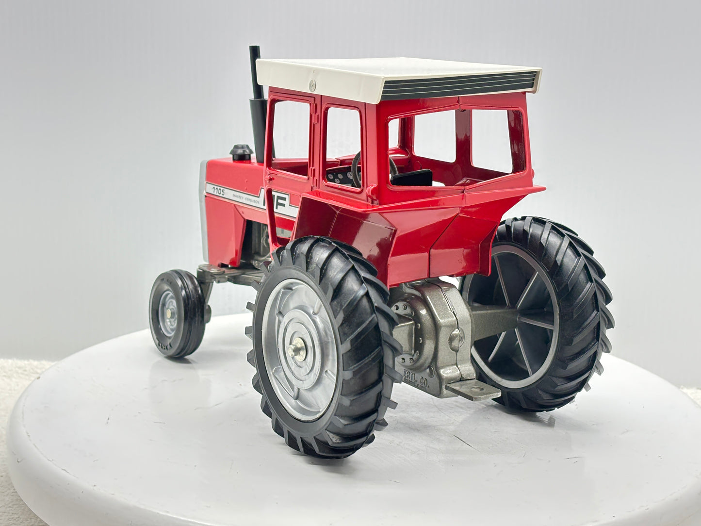 1/16 Massey-Fergusson 1105