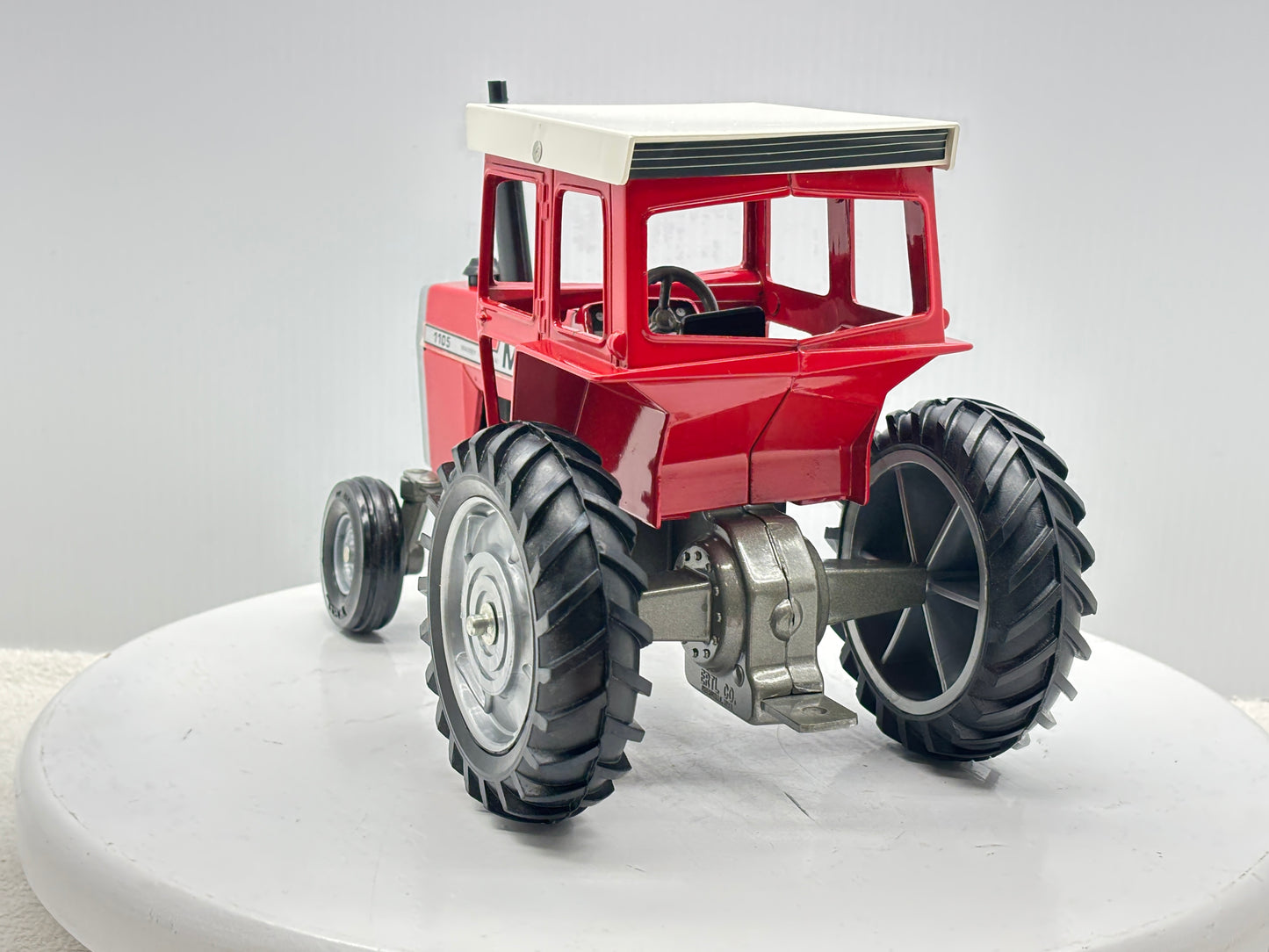 1/16 Massey-Fergusson 1105