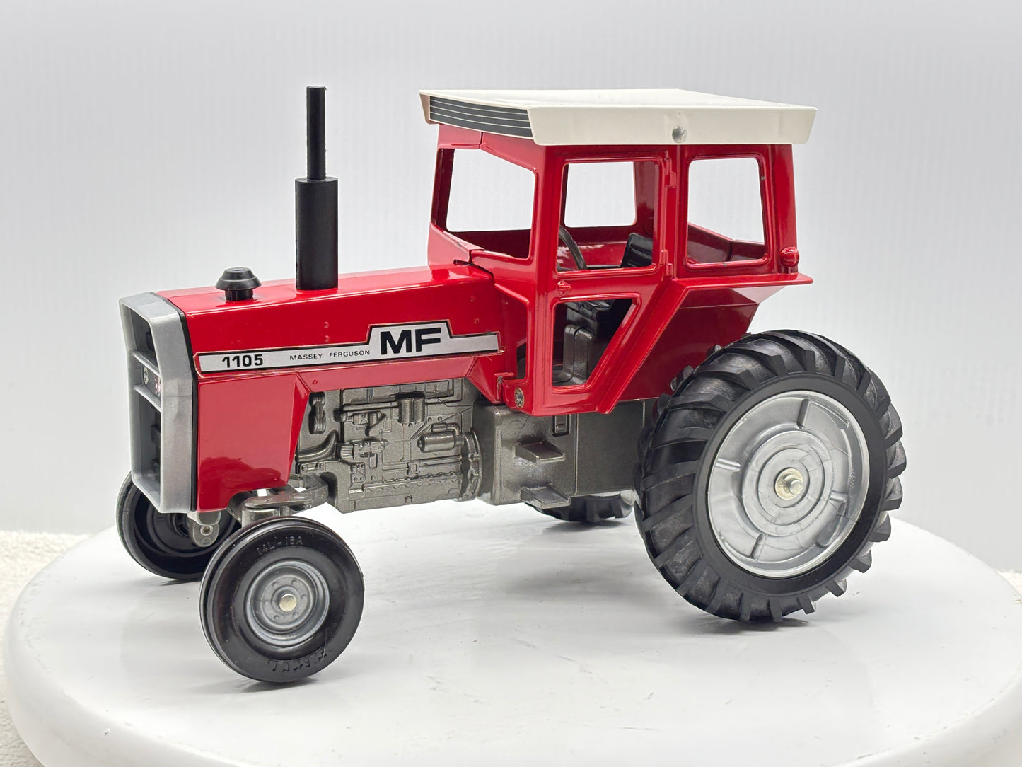 1/16 Massey-Fergusson 1105