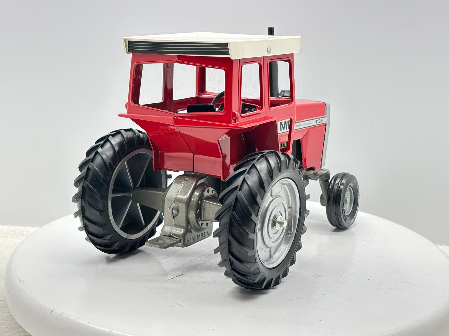 1/16 Massey-Fergusson 1105