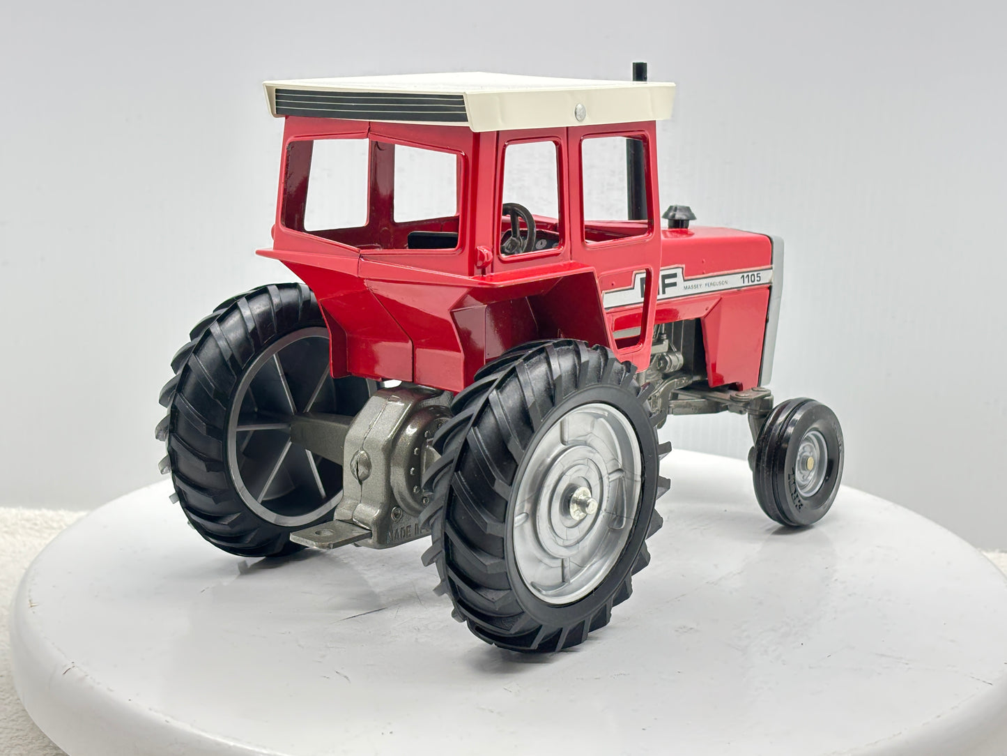 1/16 Massey-Fergusson 1105