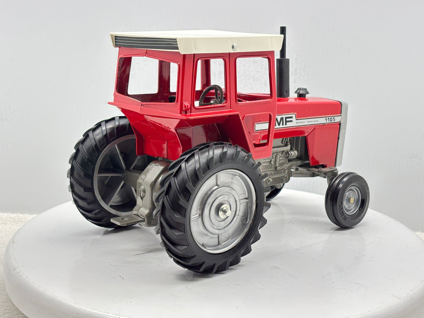 1/16 Massey-Fergusson 1105