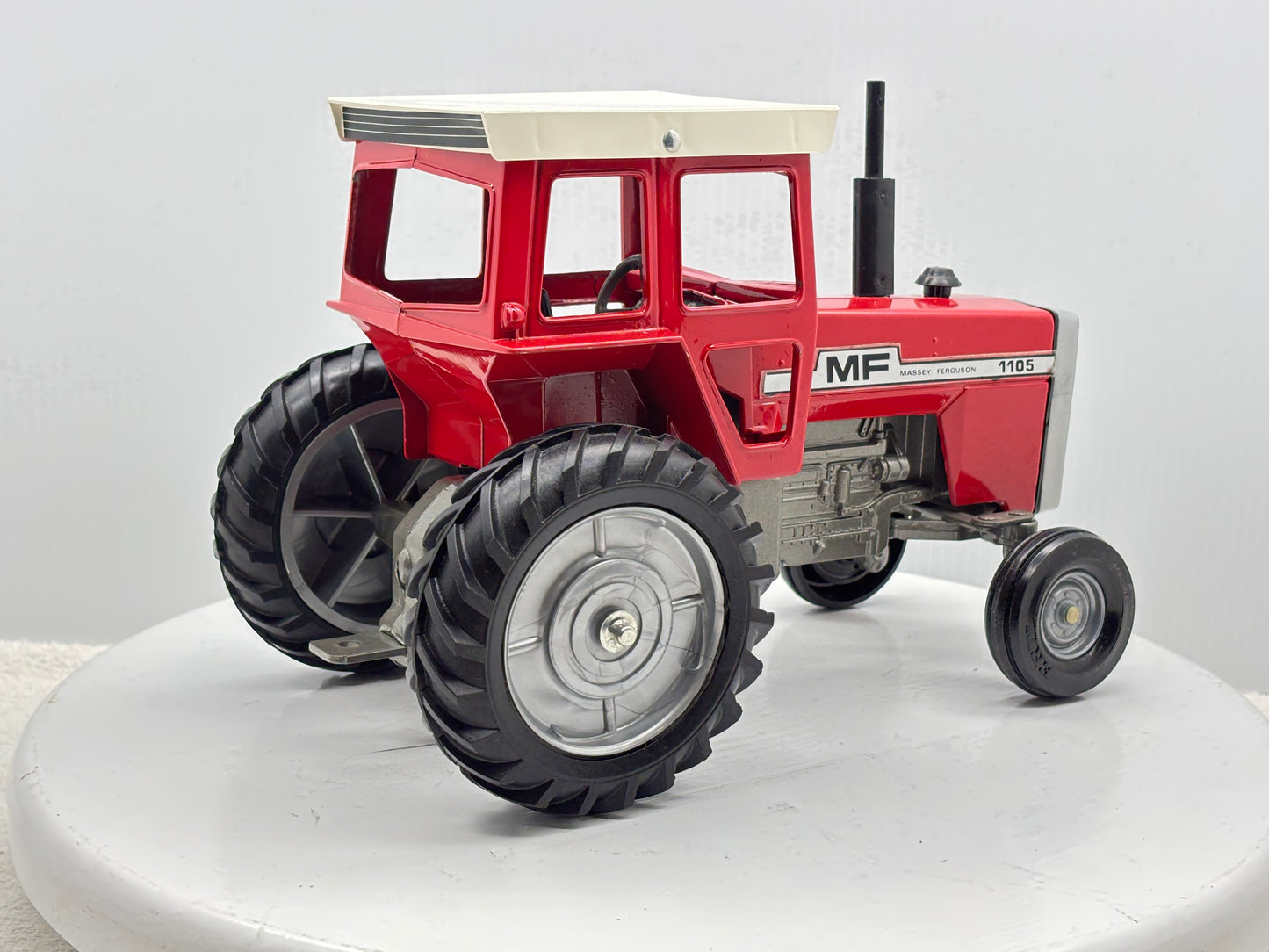 1/16 Massey-Fergusson 1105