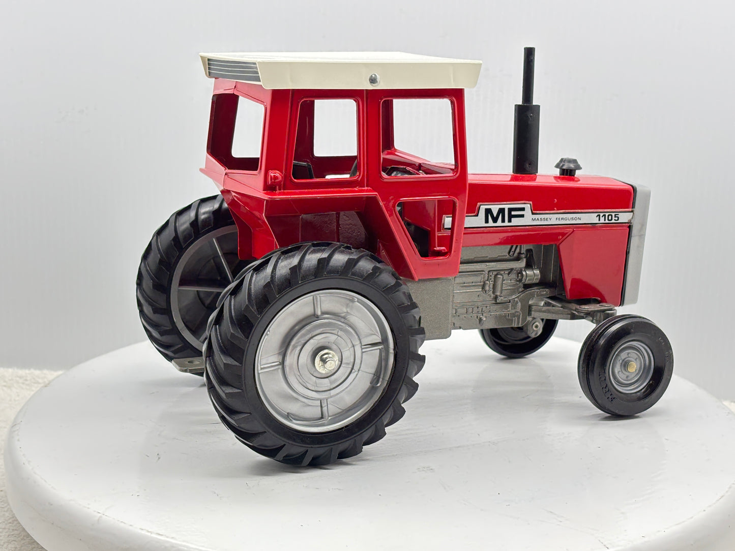 1/16 Massey-Fergusson 1105