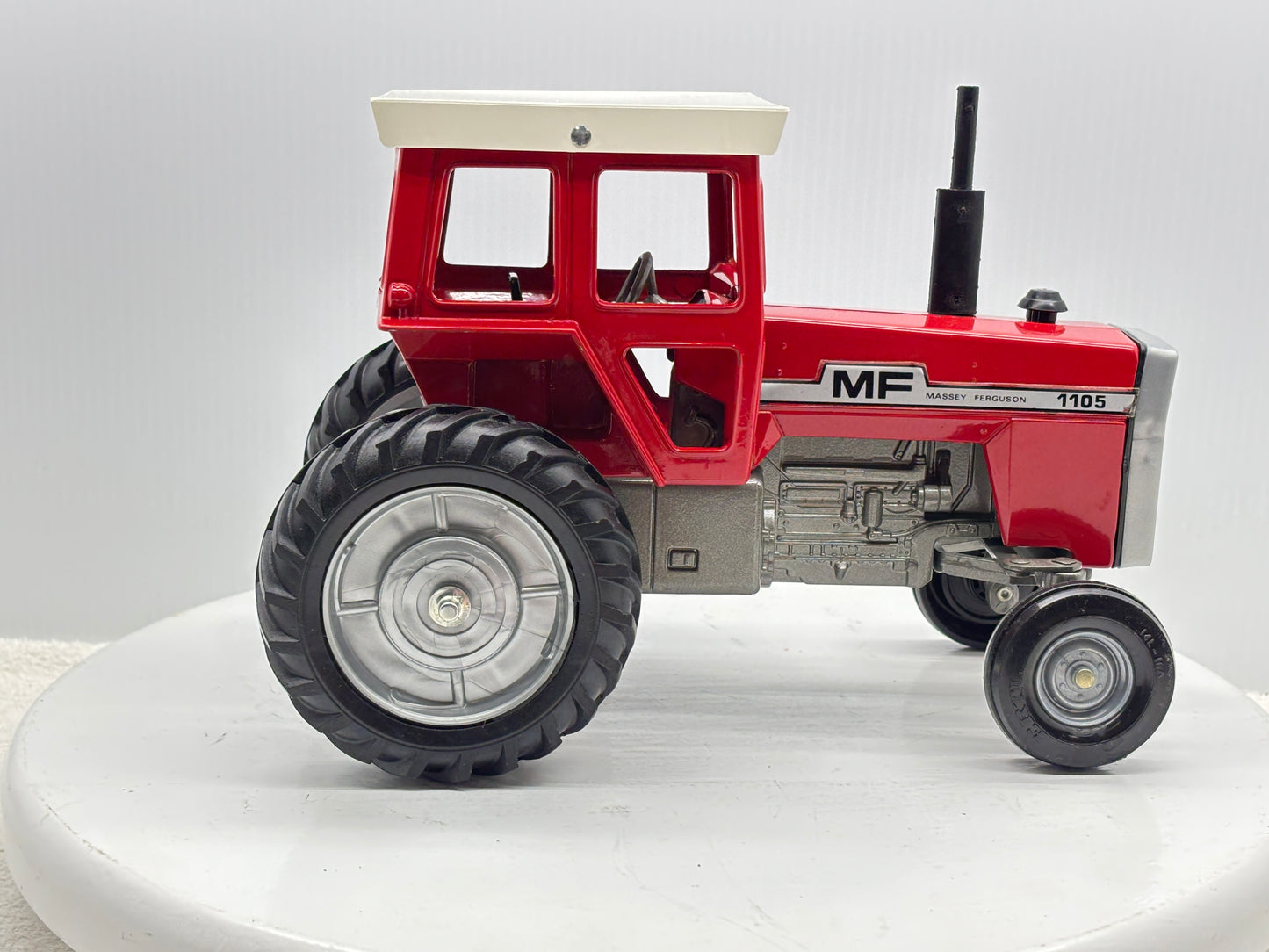 1/16 Massey-Fergusson 1105