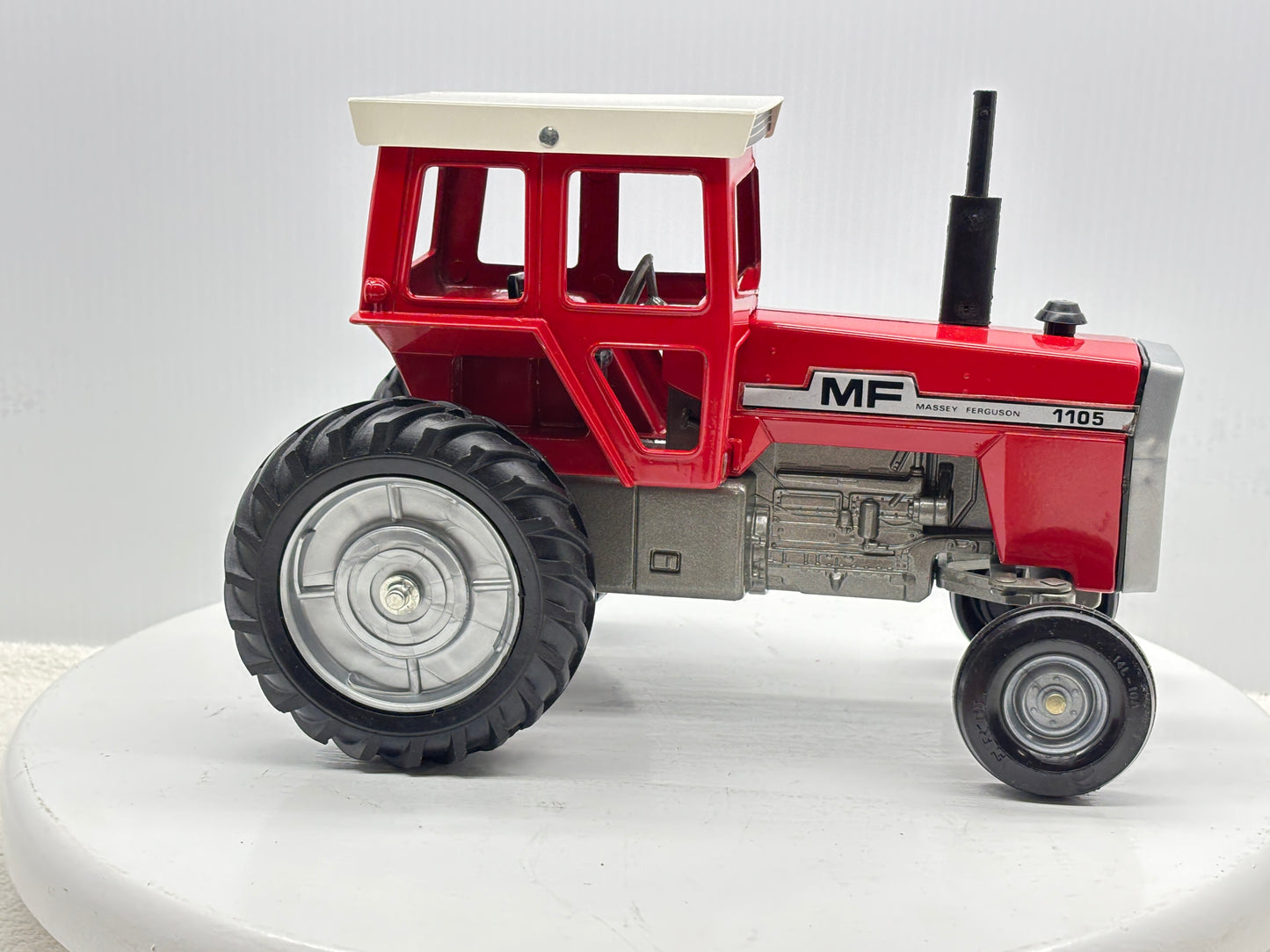 1/16 Massey-Fergusson 1105