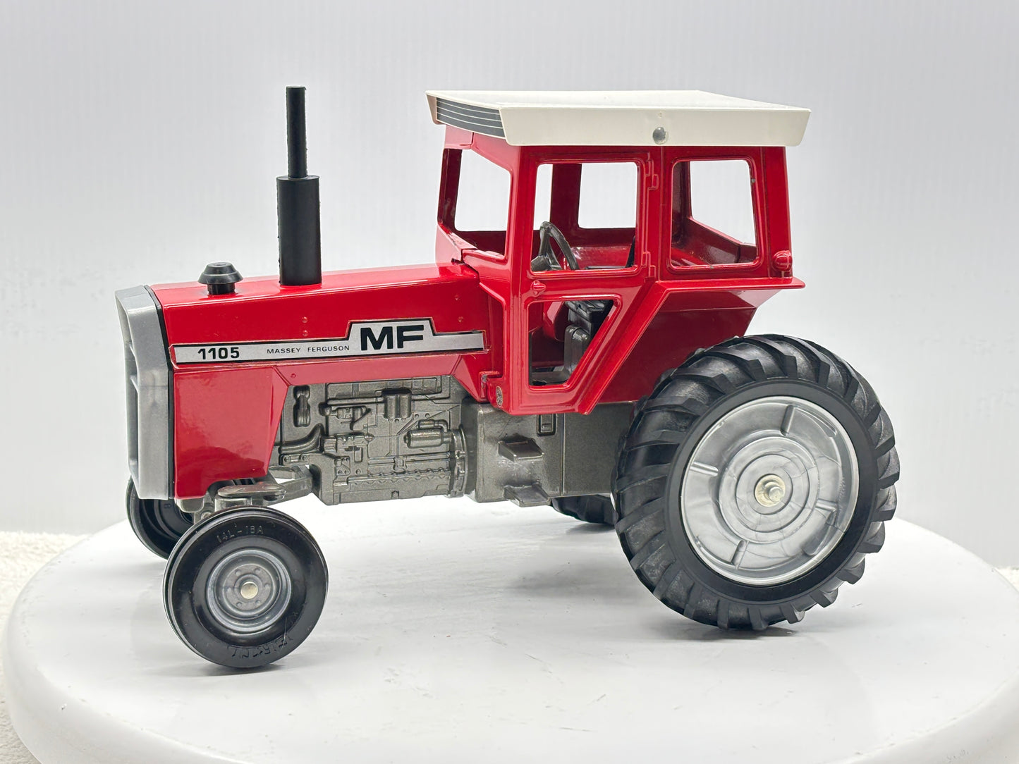 1/16 Massey-Fergusson 1105