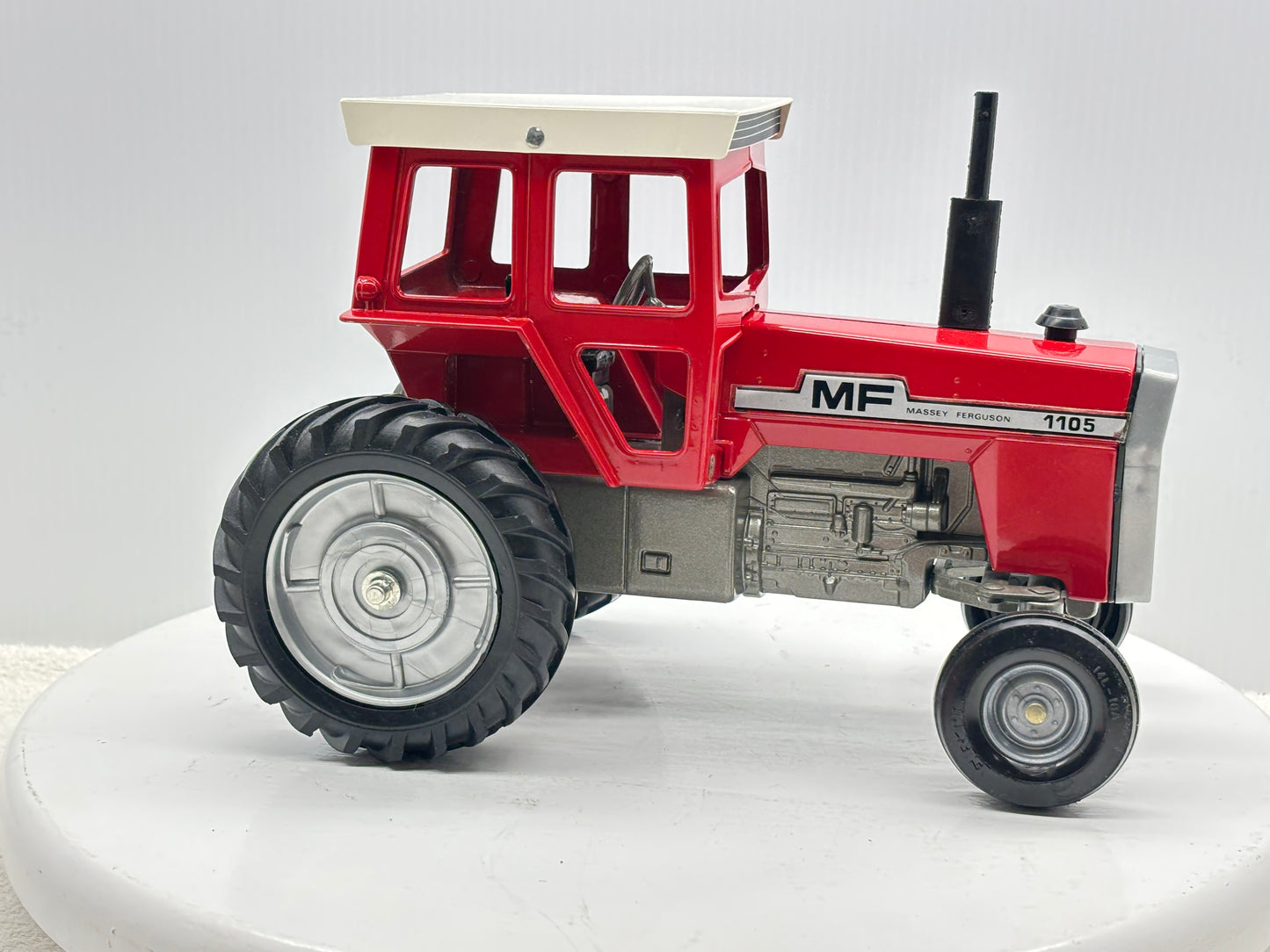 1/16 Massey-Fergusson 1105
