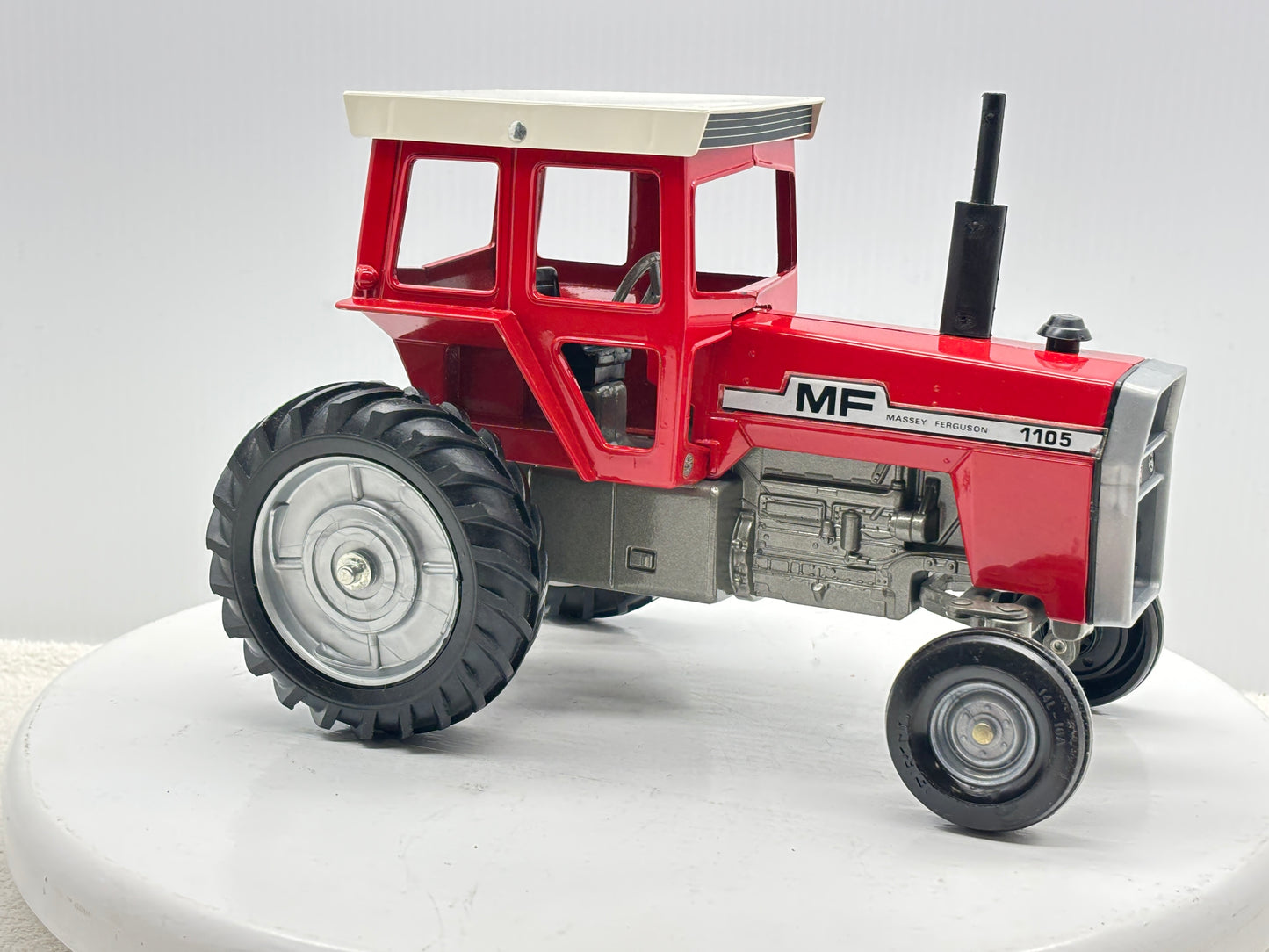 1/16 Massey-Fergusson 1105