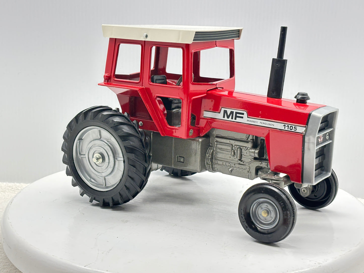 1/16 Massey-Fergusson 1105