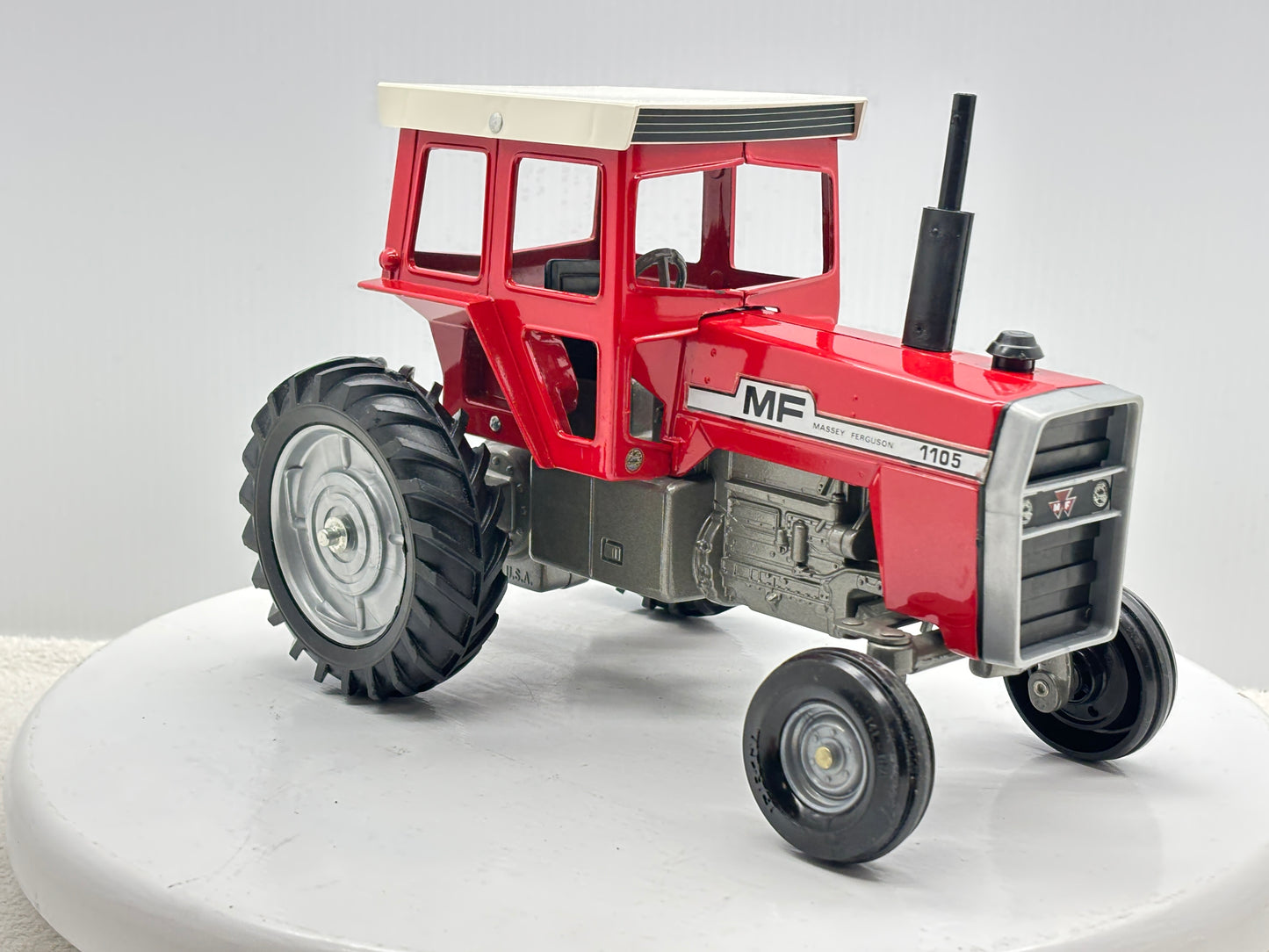 1/16 Massey-Fergusson 1105