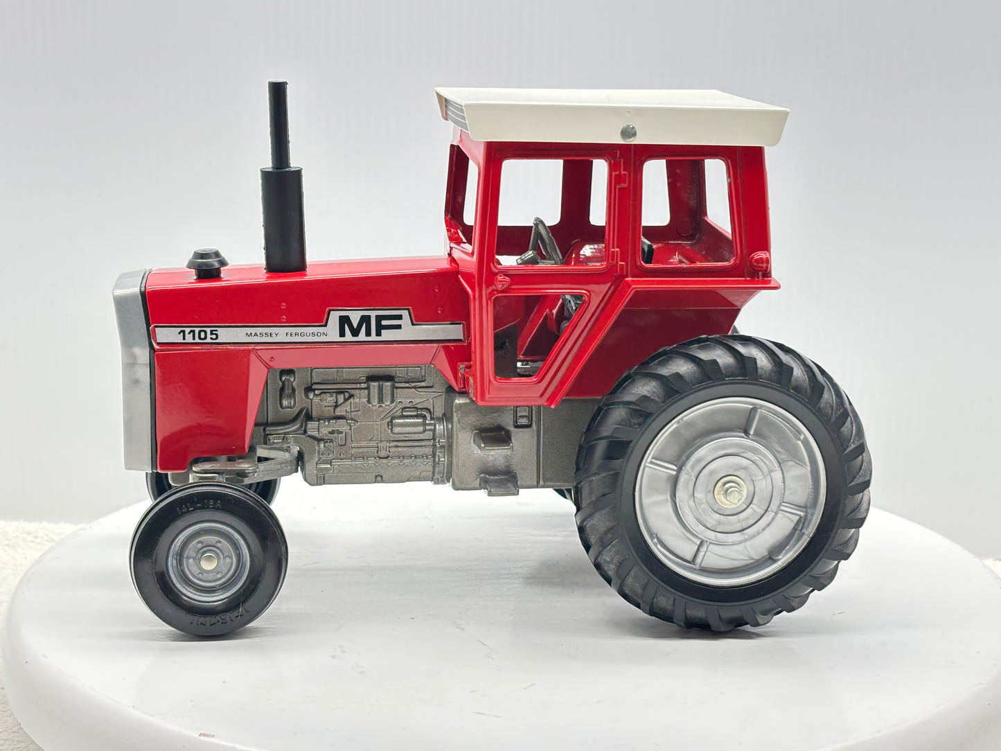 1/16 Massey-Fergusson 1105