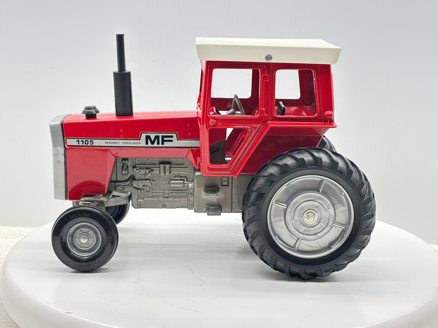1/16 Massey-Fergusson 1105