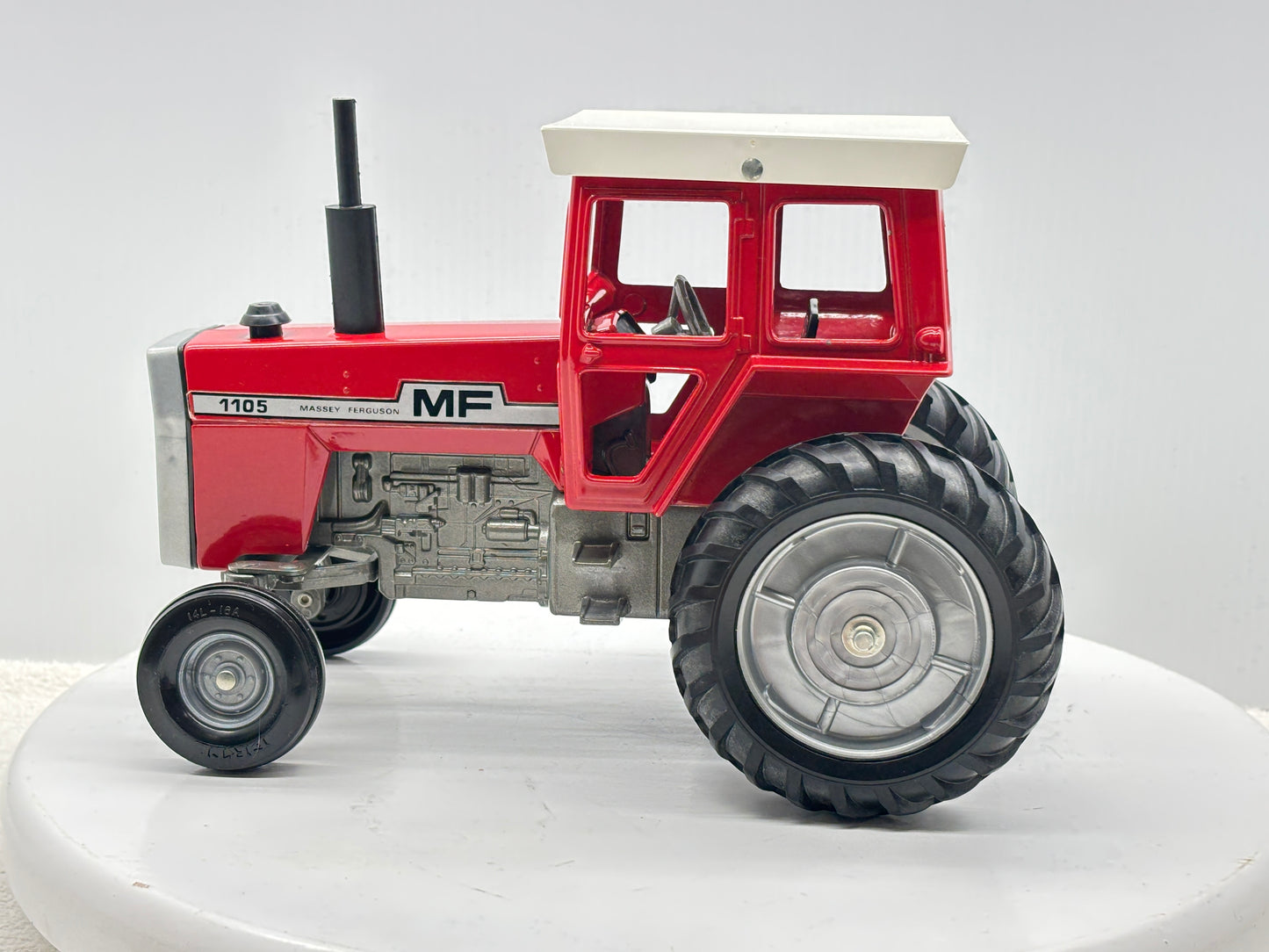 1/16 Massey-Fergusson 1105