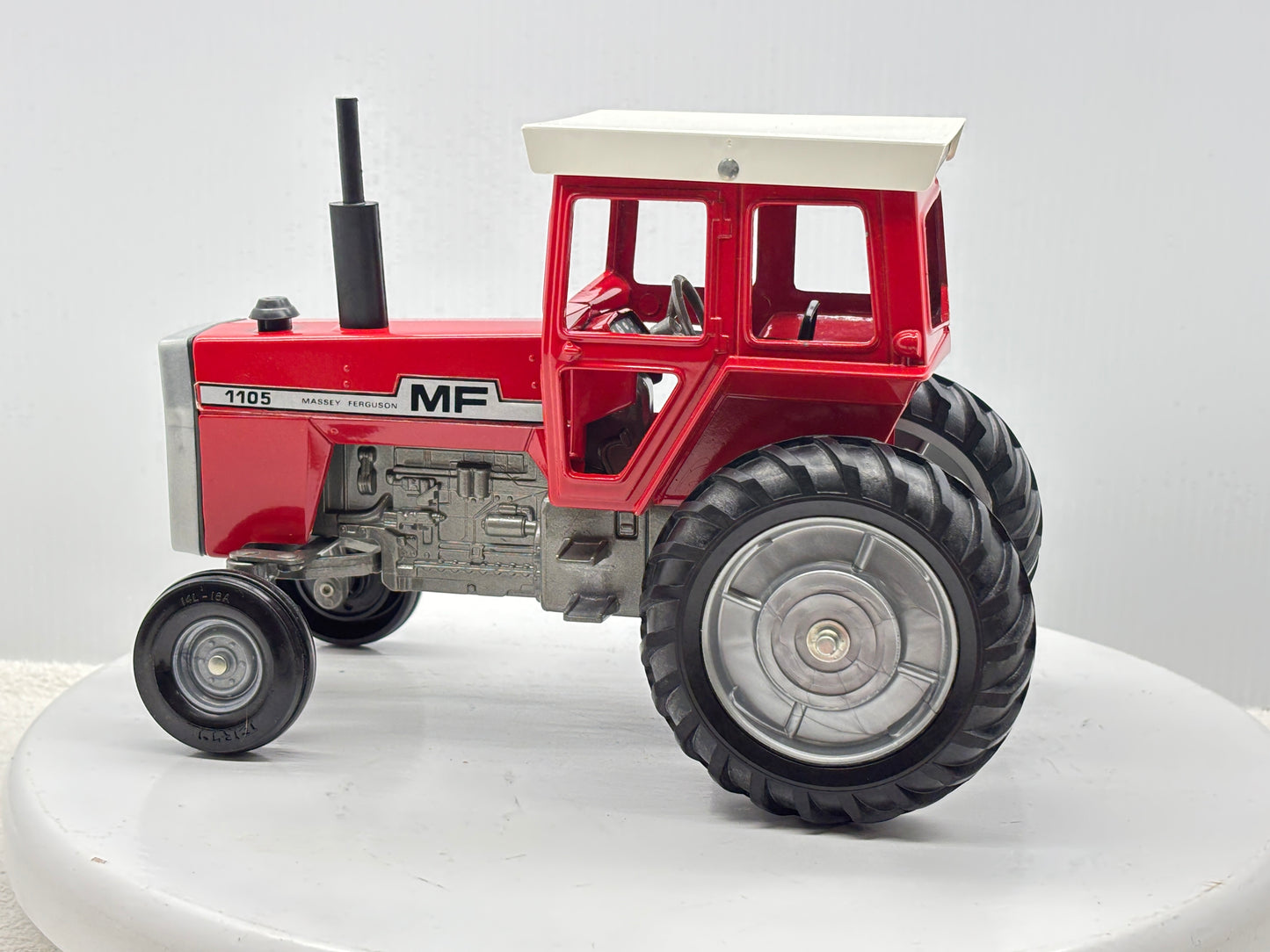 1/16 Massey-Fergusson 1105
