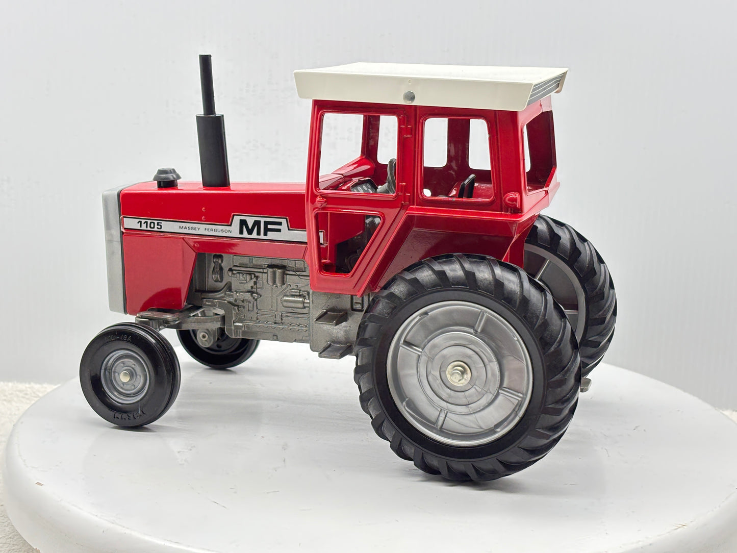 1/16 Massey-Fergusson 1105
