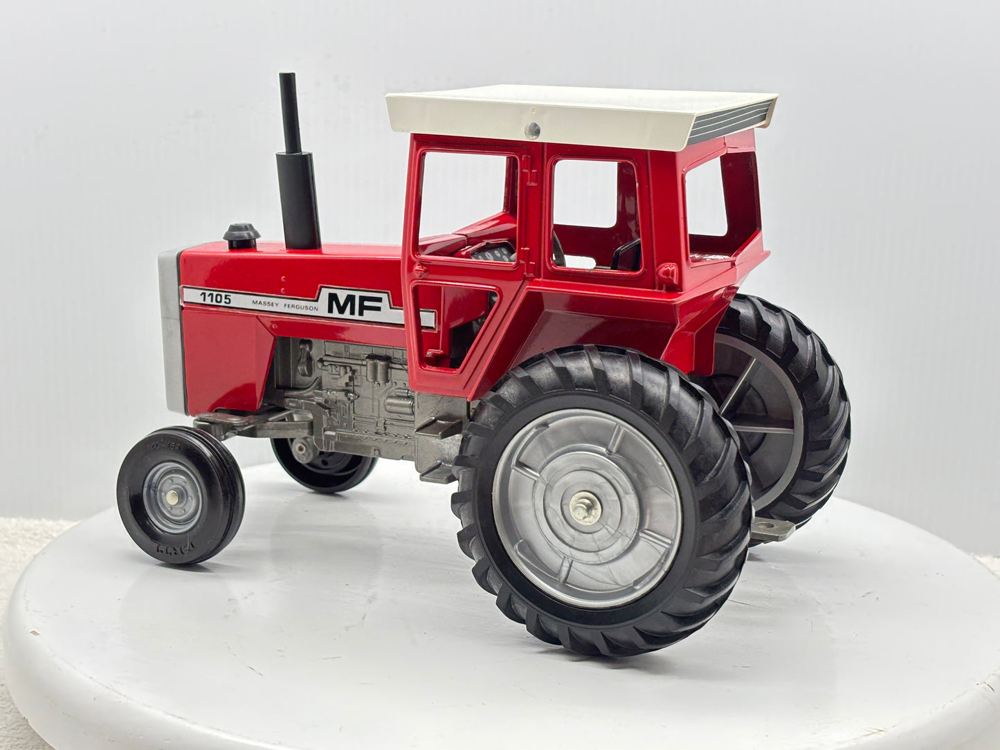 1/16 Massey-Fergusson 1105