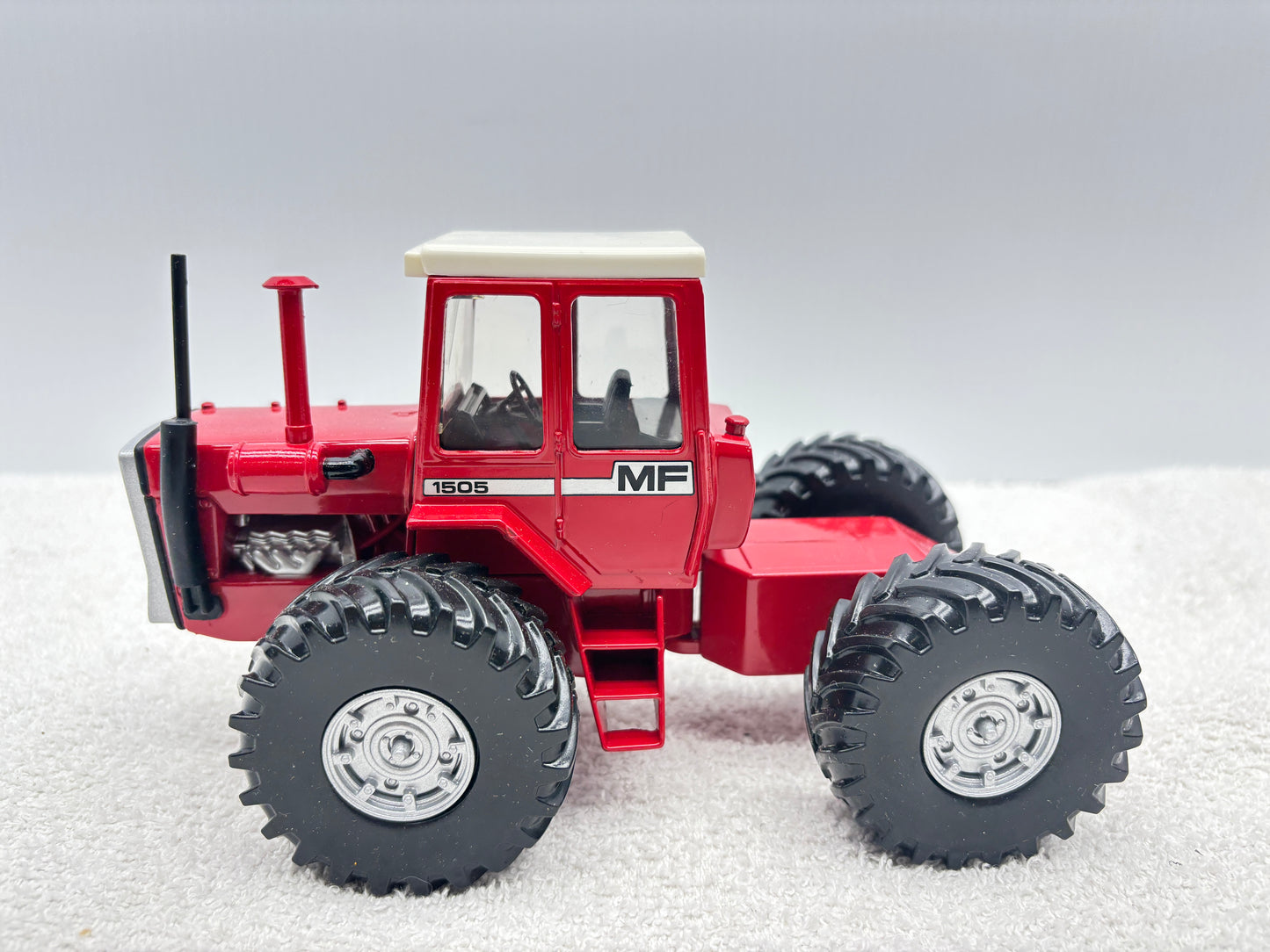 1/32 Massey Ferguson 1505 Singles