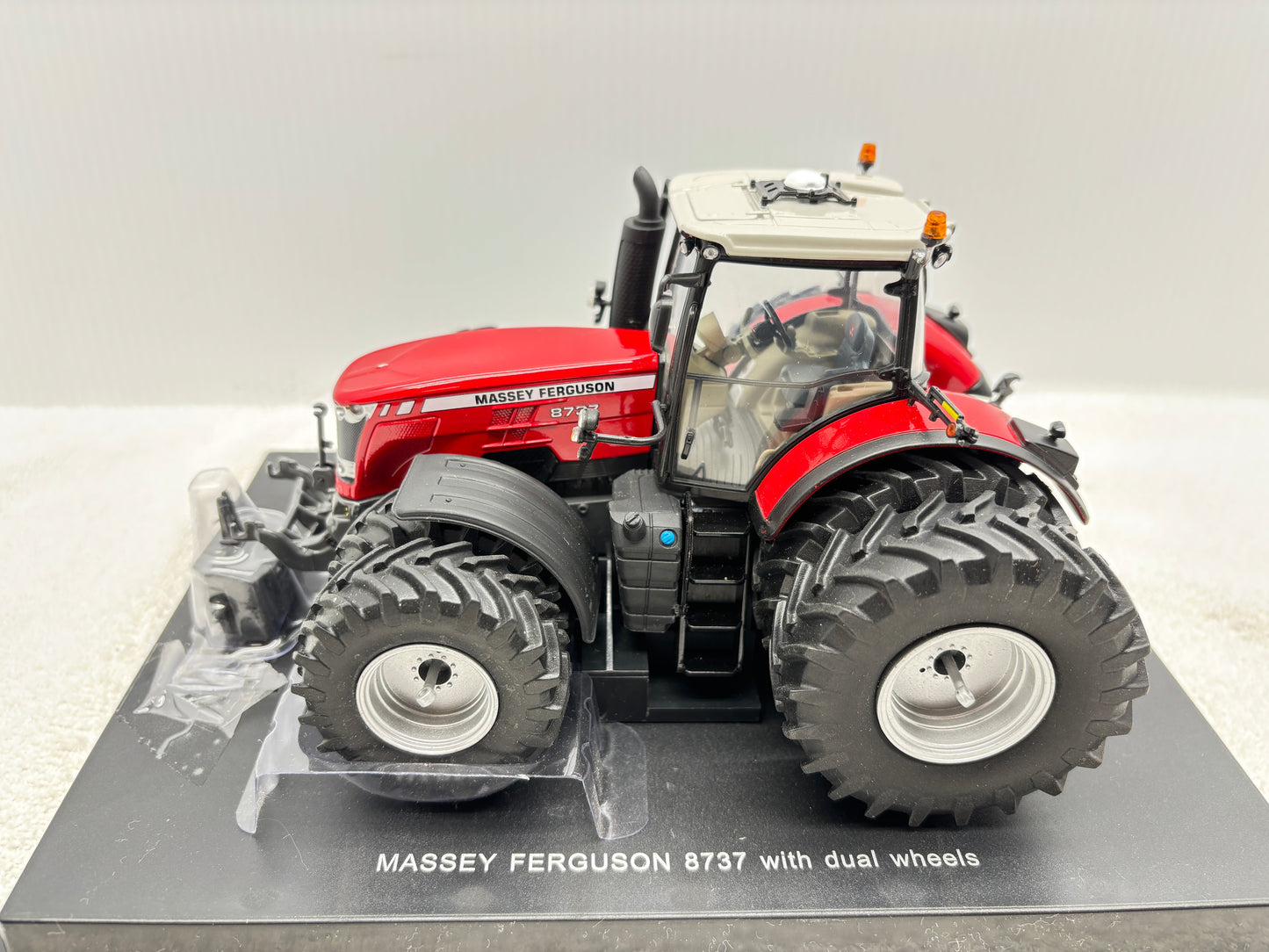 1/32 Massey Ferguson 8737 Duals