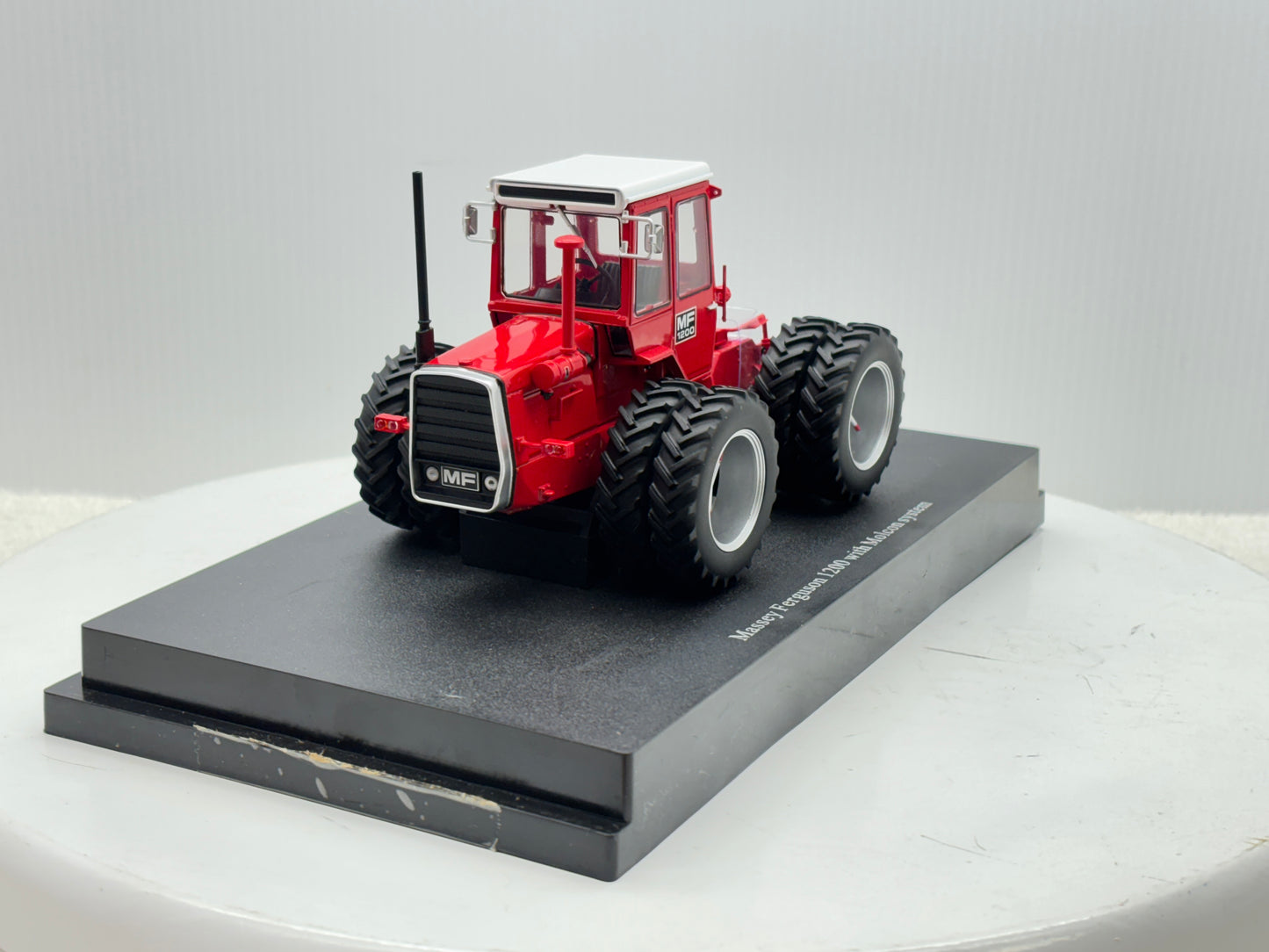 1/32 Massey Ferguson 1200 Molcon