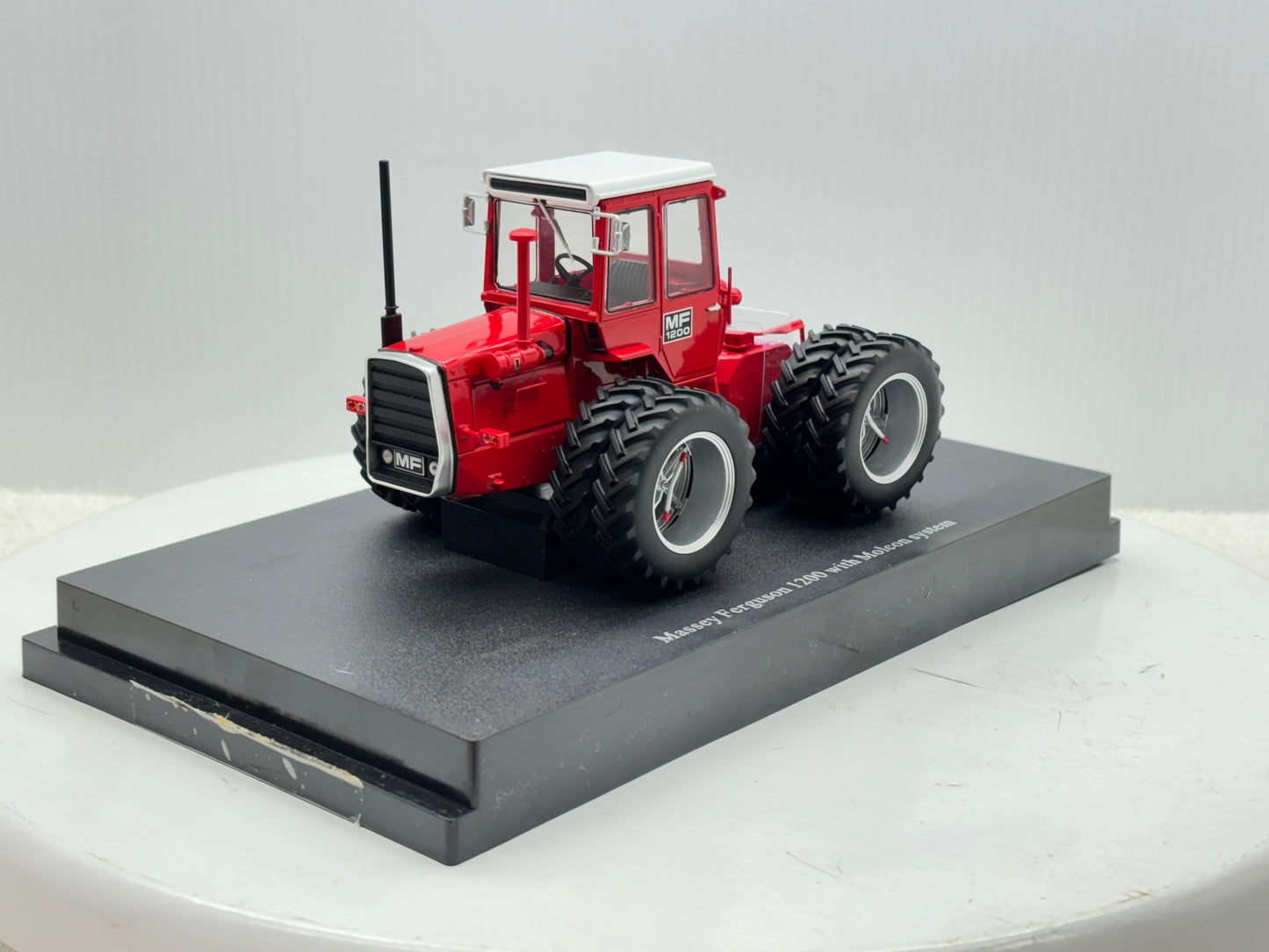 1/32 Massey Ferguson 1200 Molcon