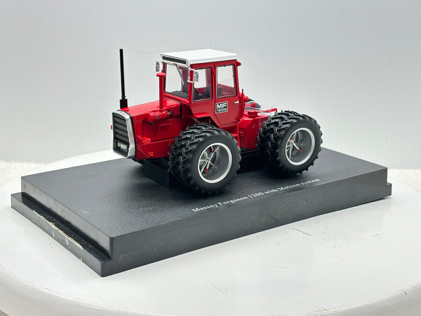 1/32 Massey Ferguson 1200 Molcon