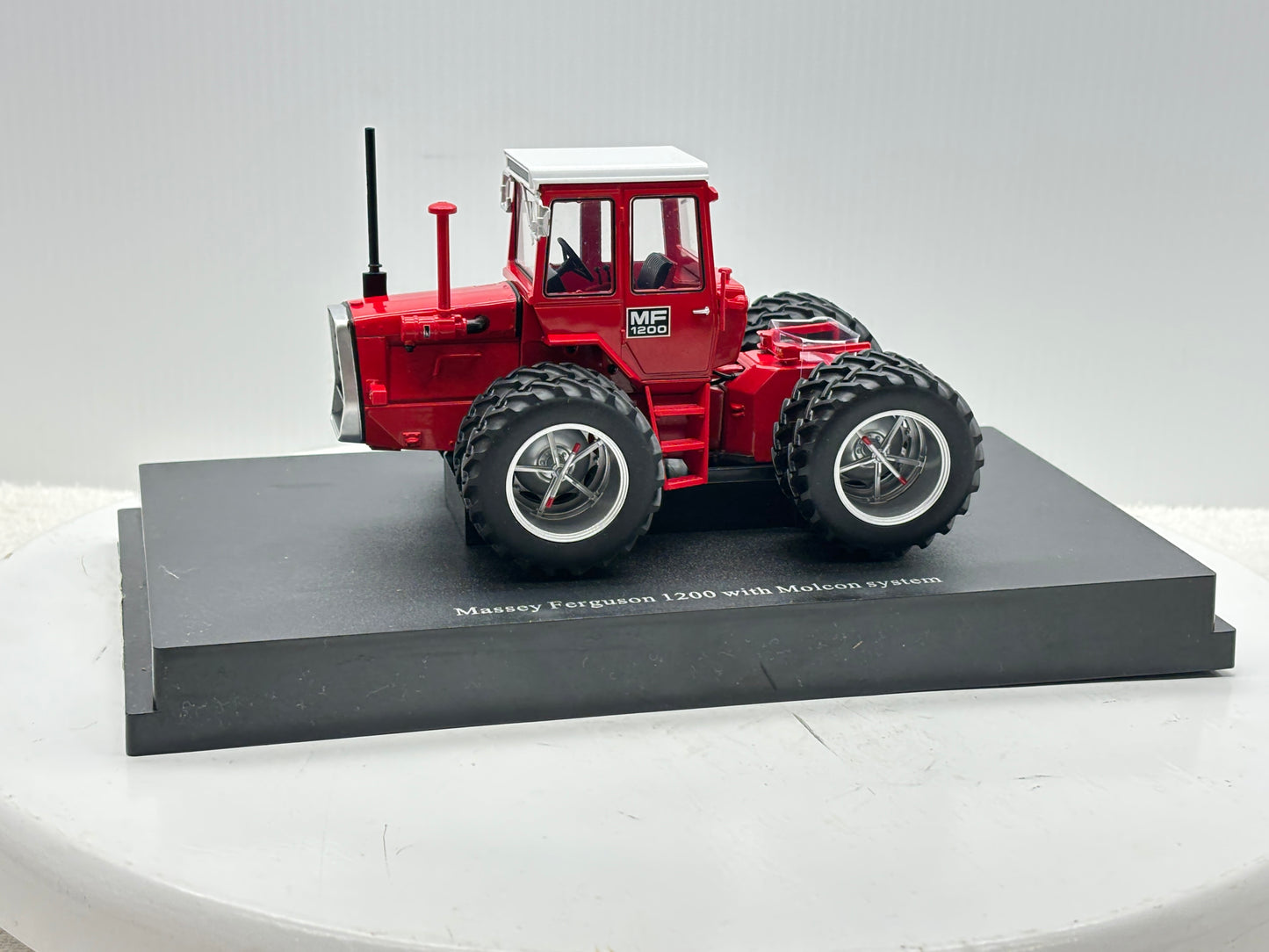 1/32 Massey Ferguson 1200 Molcon