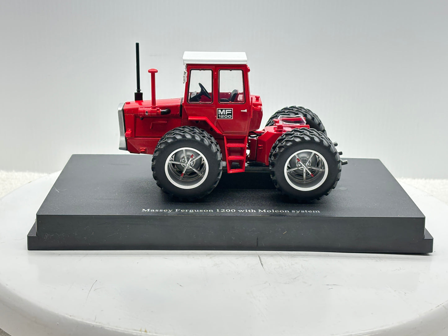 1/32 Massey Ferguson 1200 Molcon