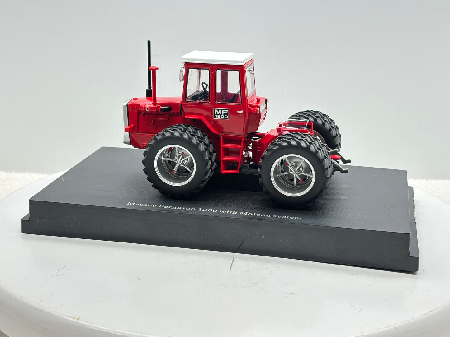 1/32 Massey Ferguson 1200 Molcon
