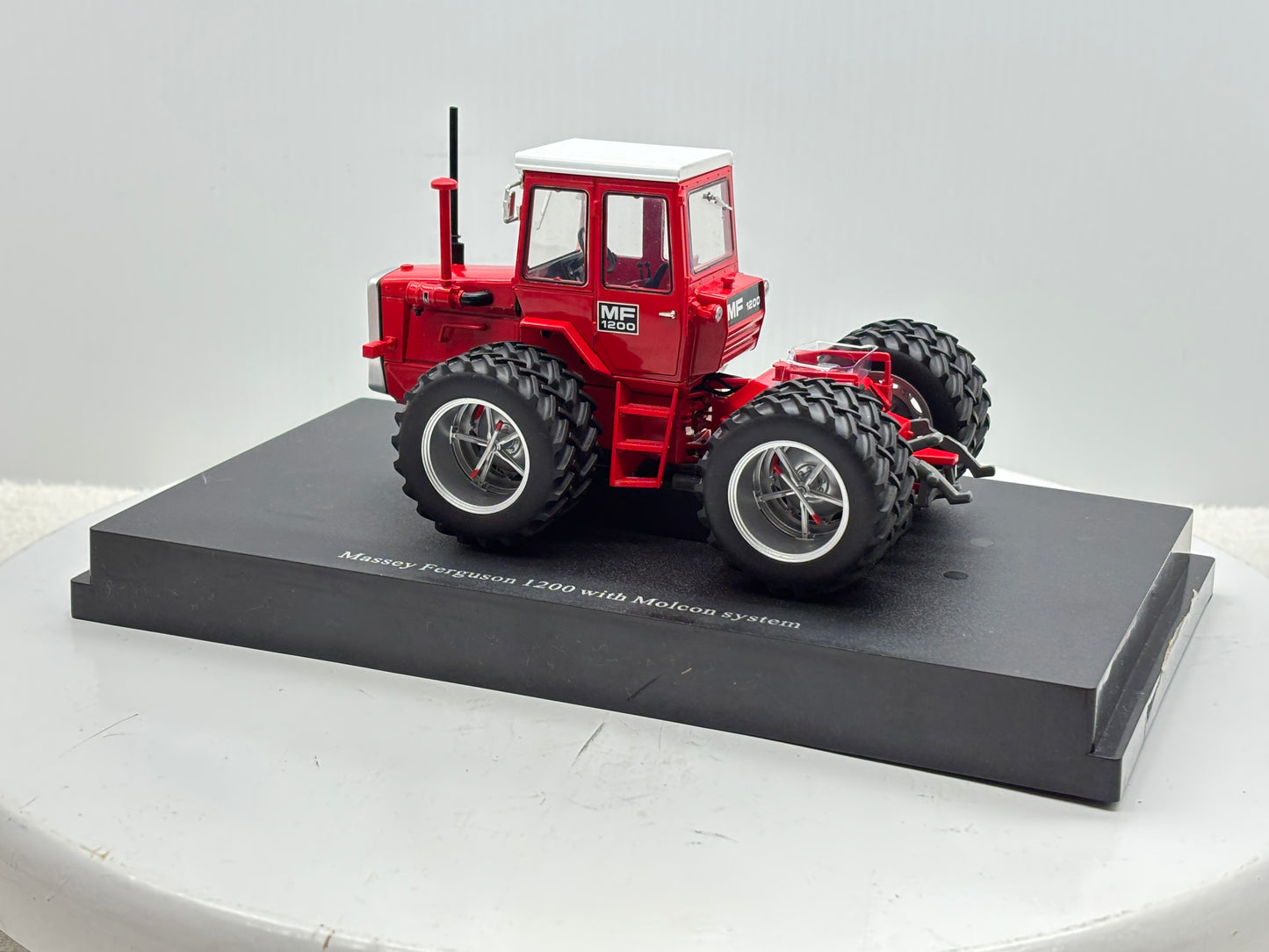 1/32 Massey Ferguson 1200 Molcon