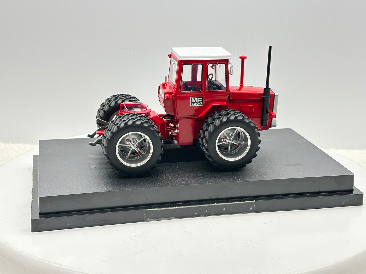 1/32 Massey Ferguson 1200 Molcon