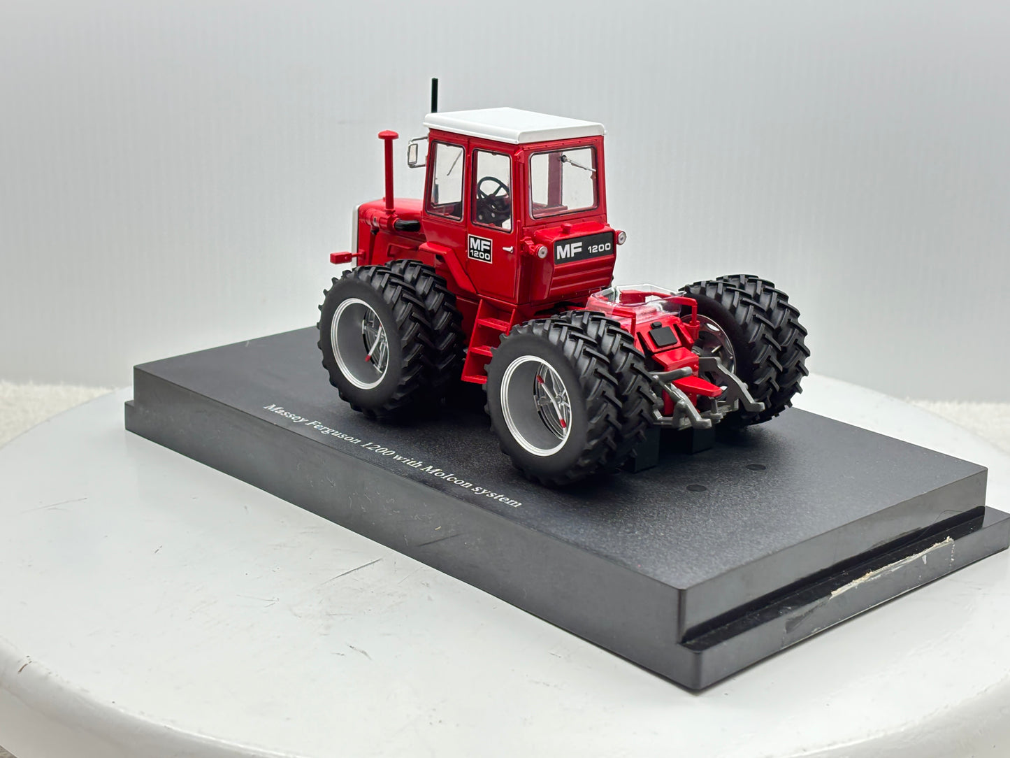 1/32 Massey Ferguson 1200 Molcon