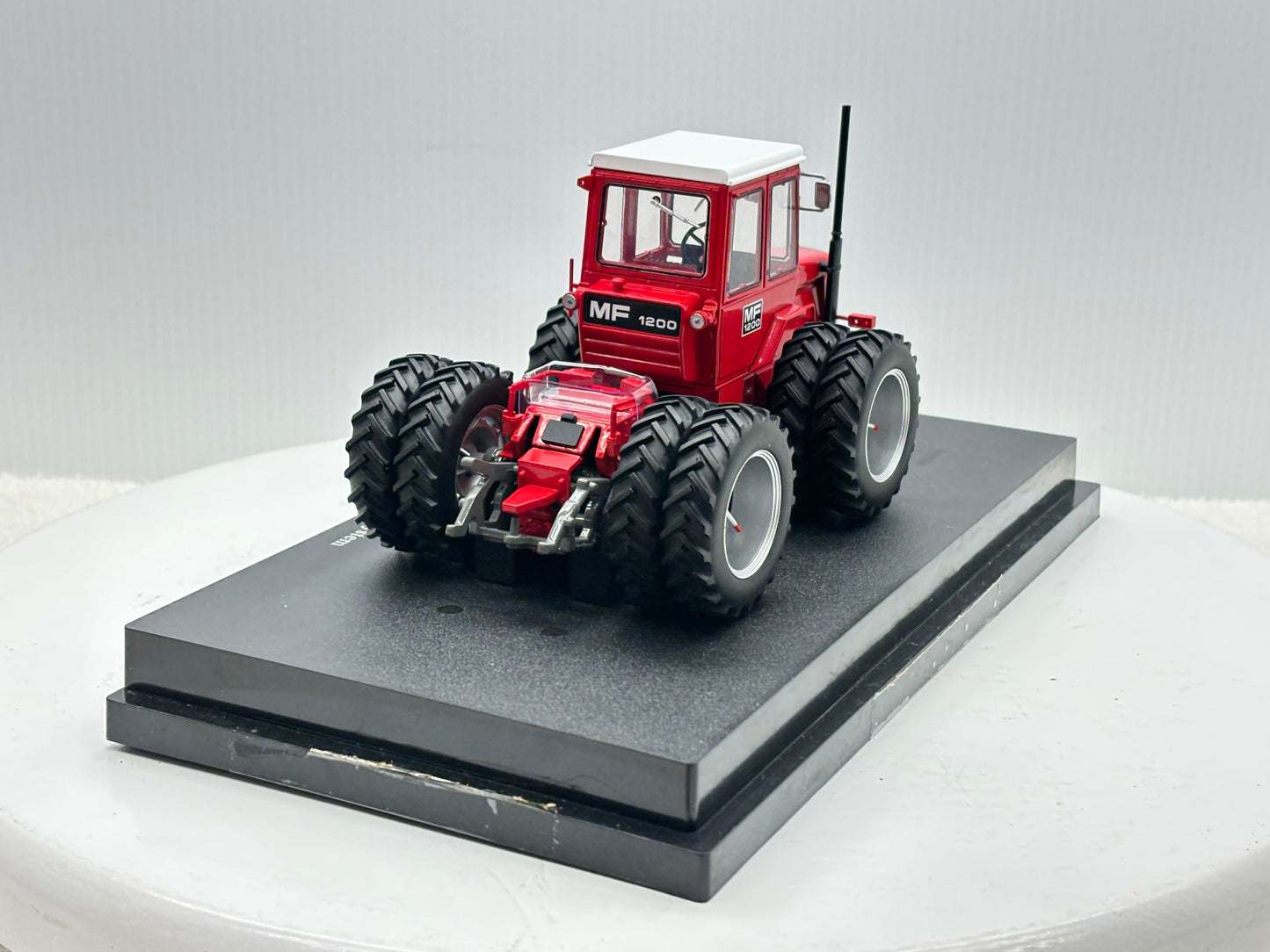 1/32 Massey Ferguson 1200 Molcon