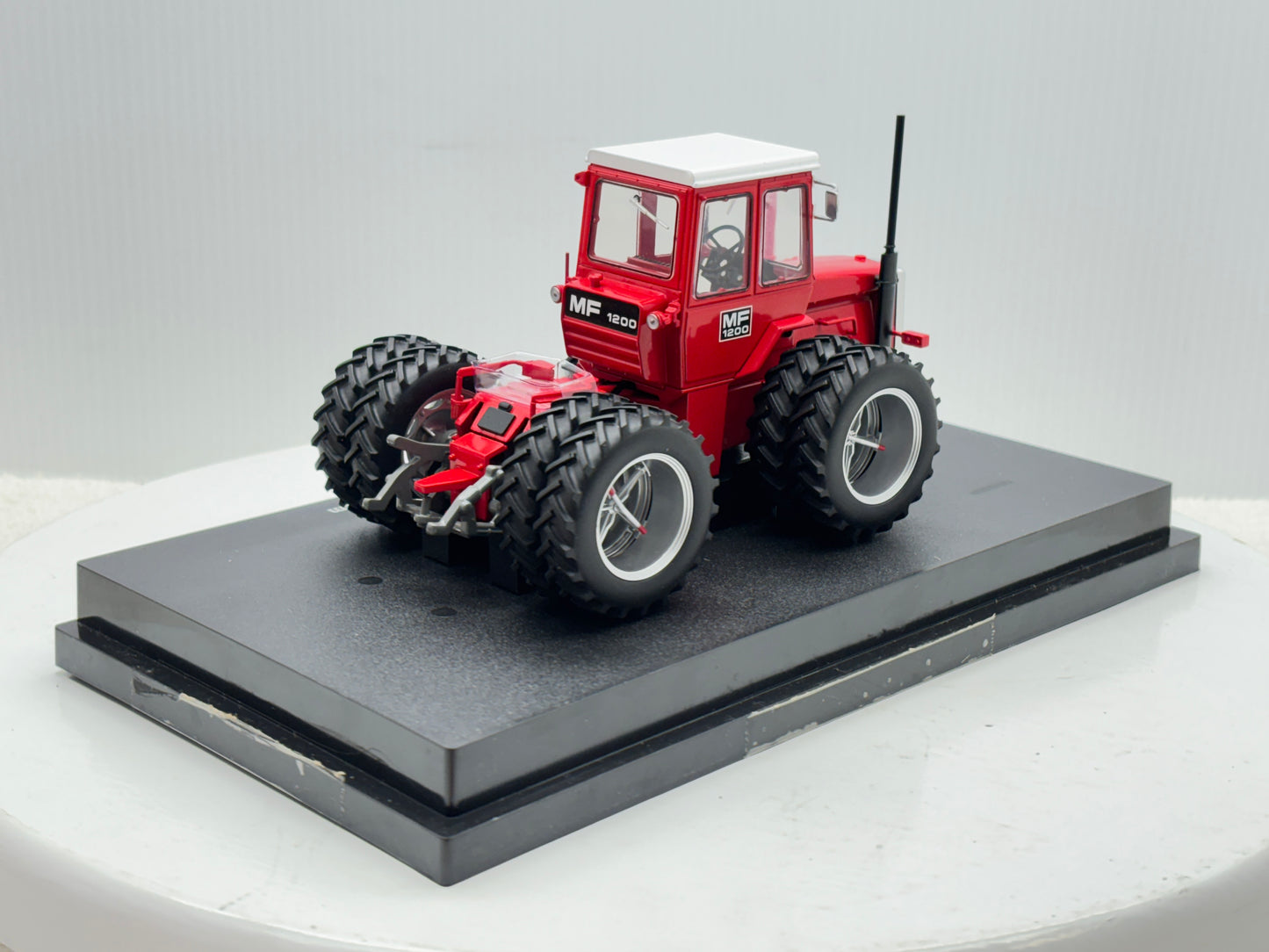 1/32 Massey Ferguson 1200 Molcon