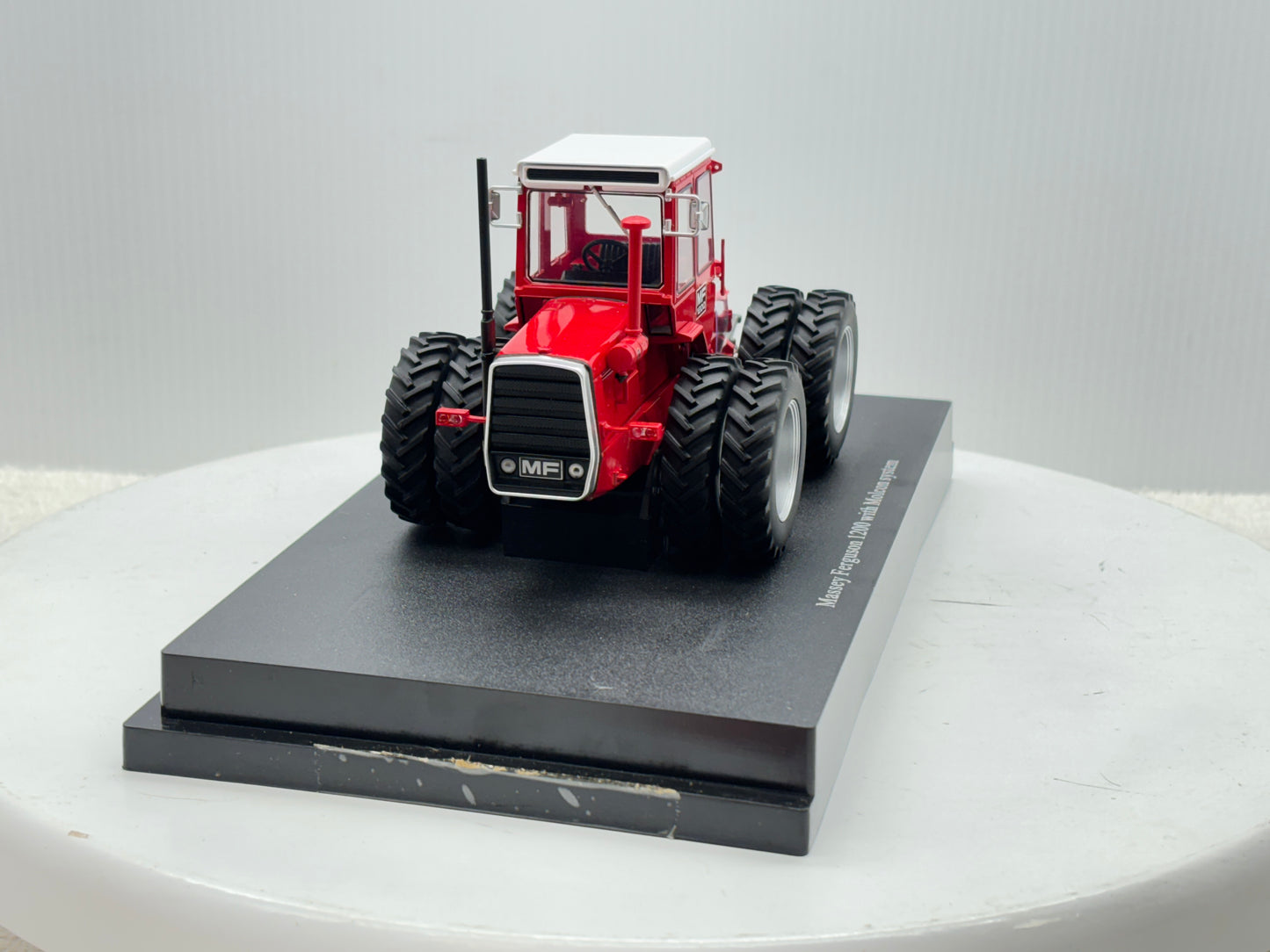 1/32 Massey Ferguson 1200 Molcon