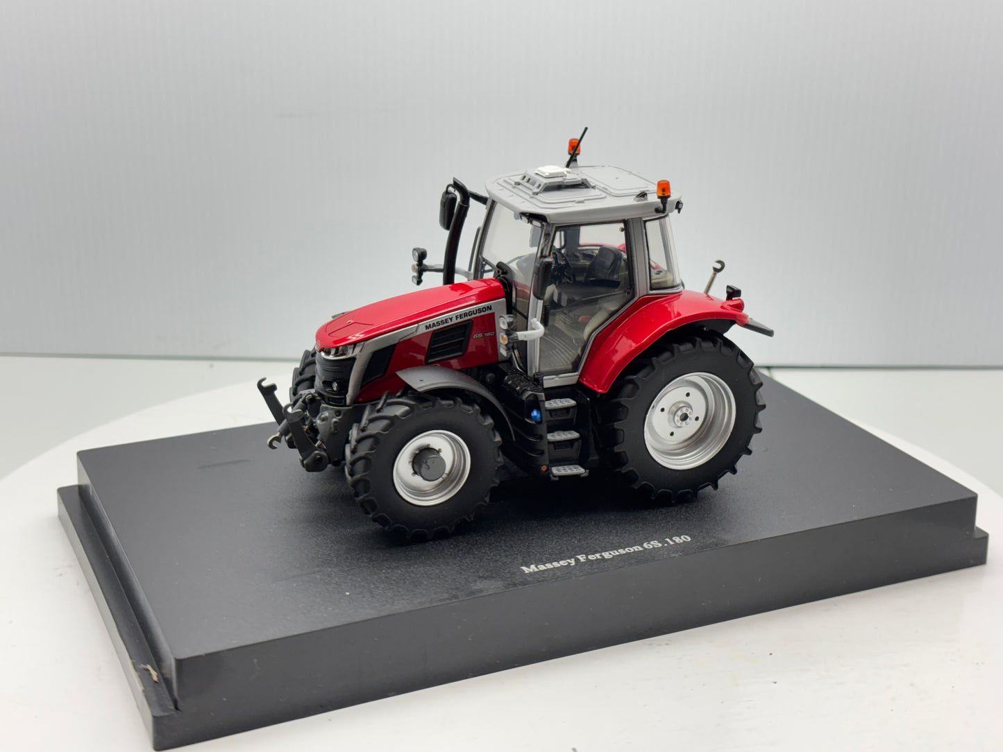1/32 Massey Ferguson 65.180 Red