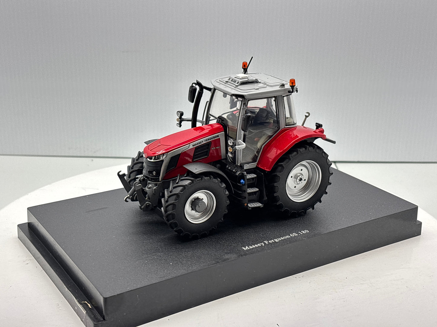 1/32 Massey Ferguson 65.180 Red