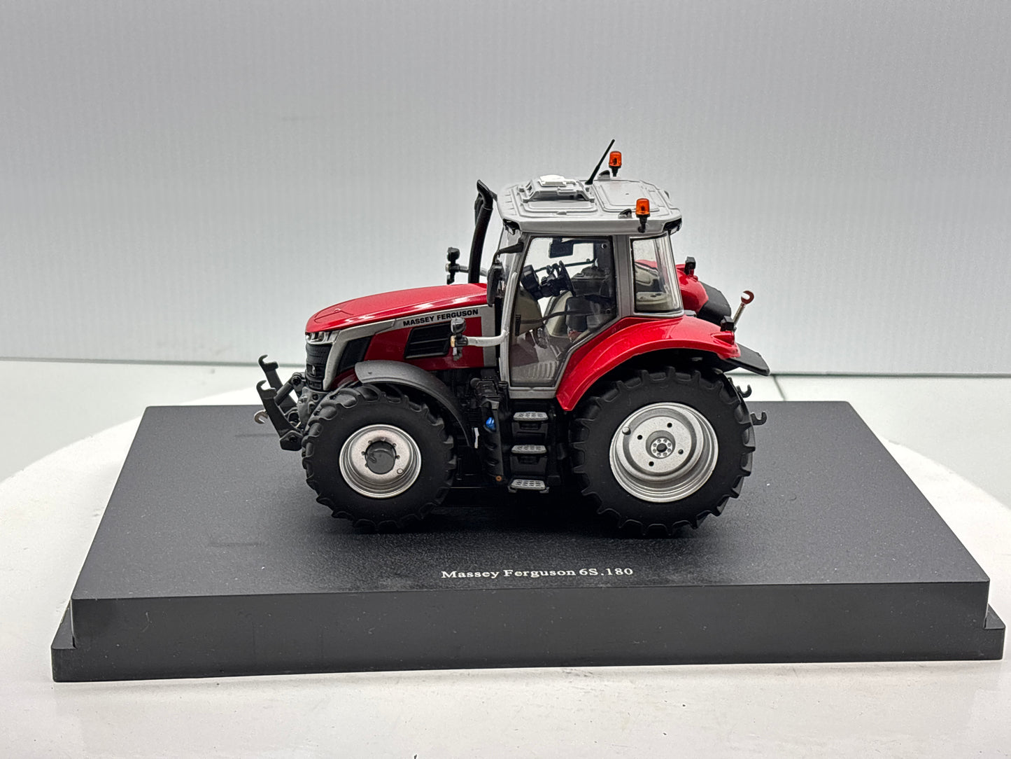 1/32 Massey Ferguson 65.180 Red