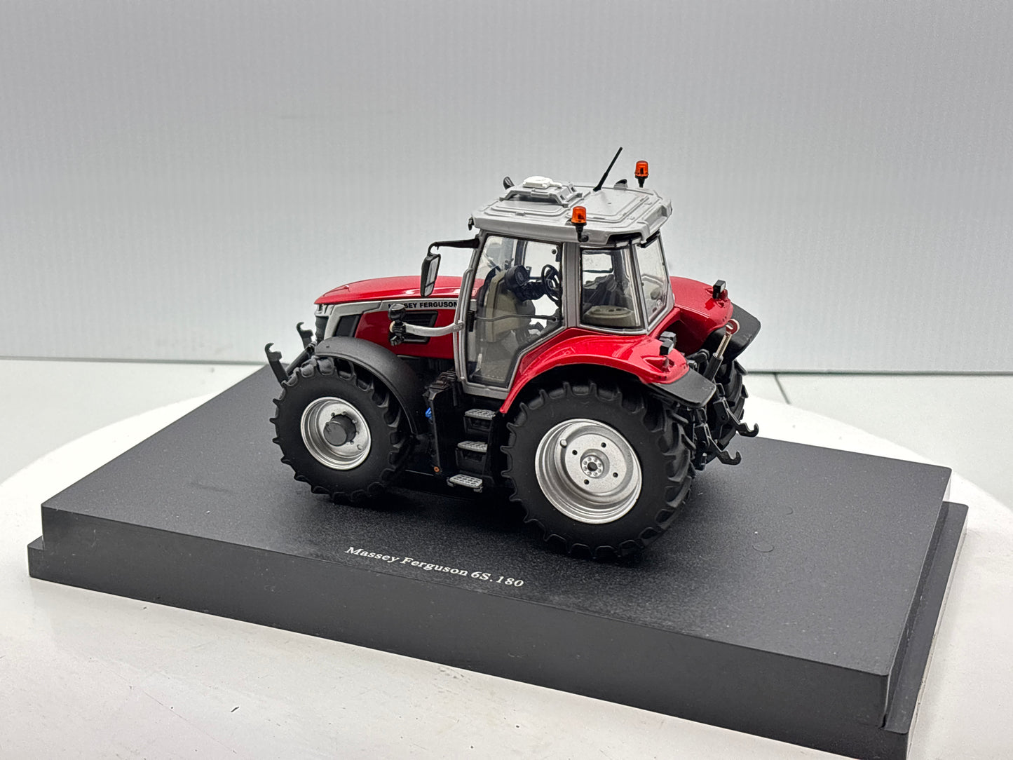 1/32 Massey Ferguson 65.180 Red