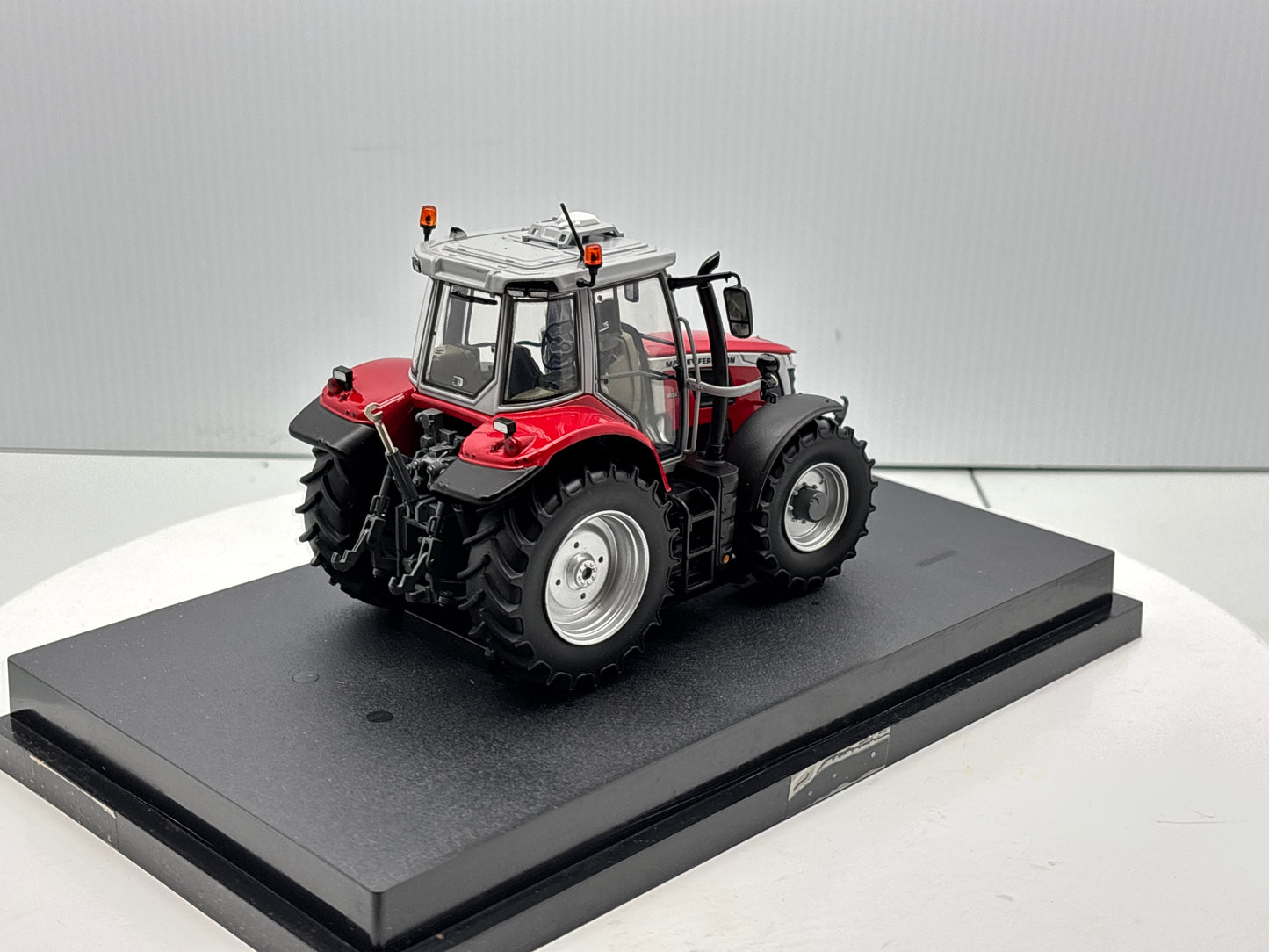 1/32 Massey Ferguson 65.180 Red