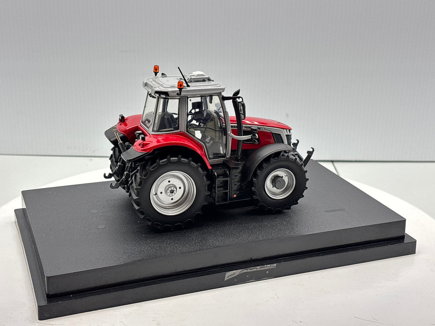 1/32 Massey Ferguson 65.180 Red