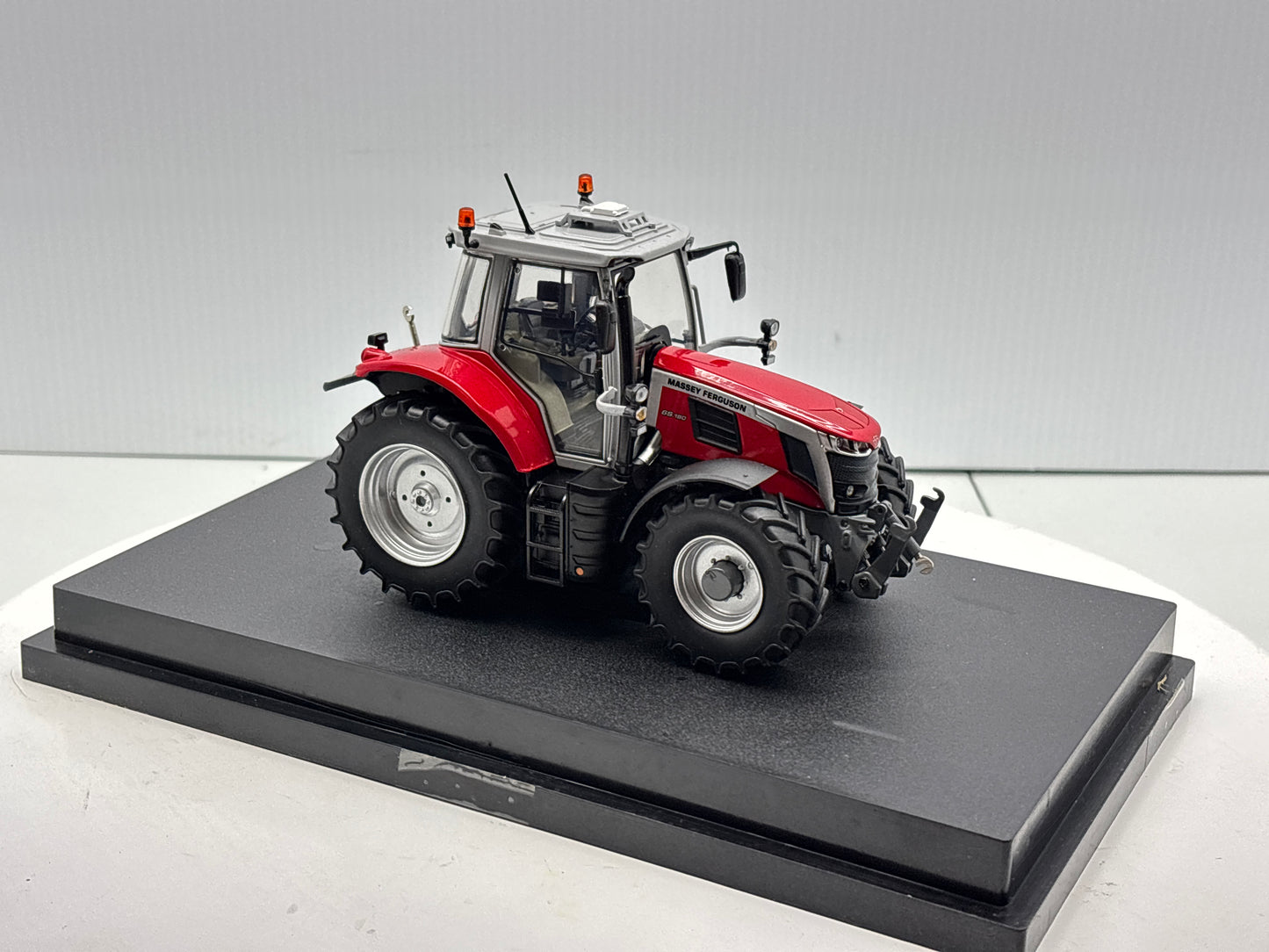 1/32 Massey Ferguson 65.180 Red