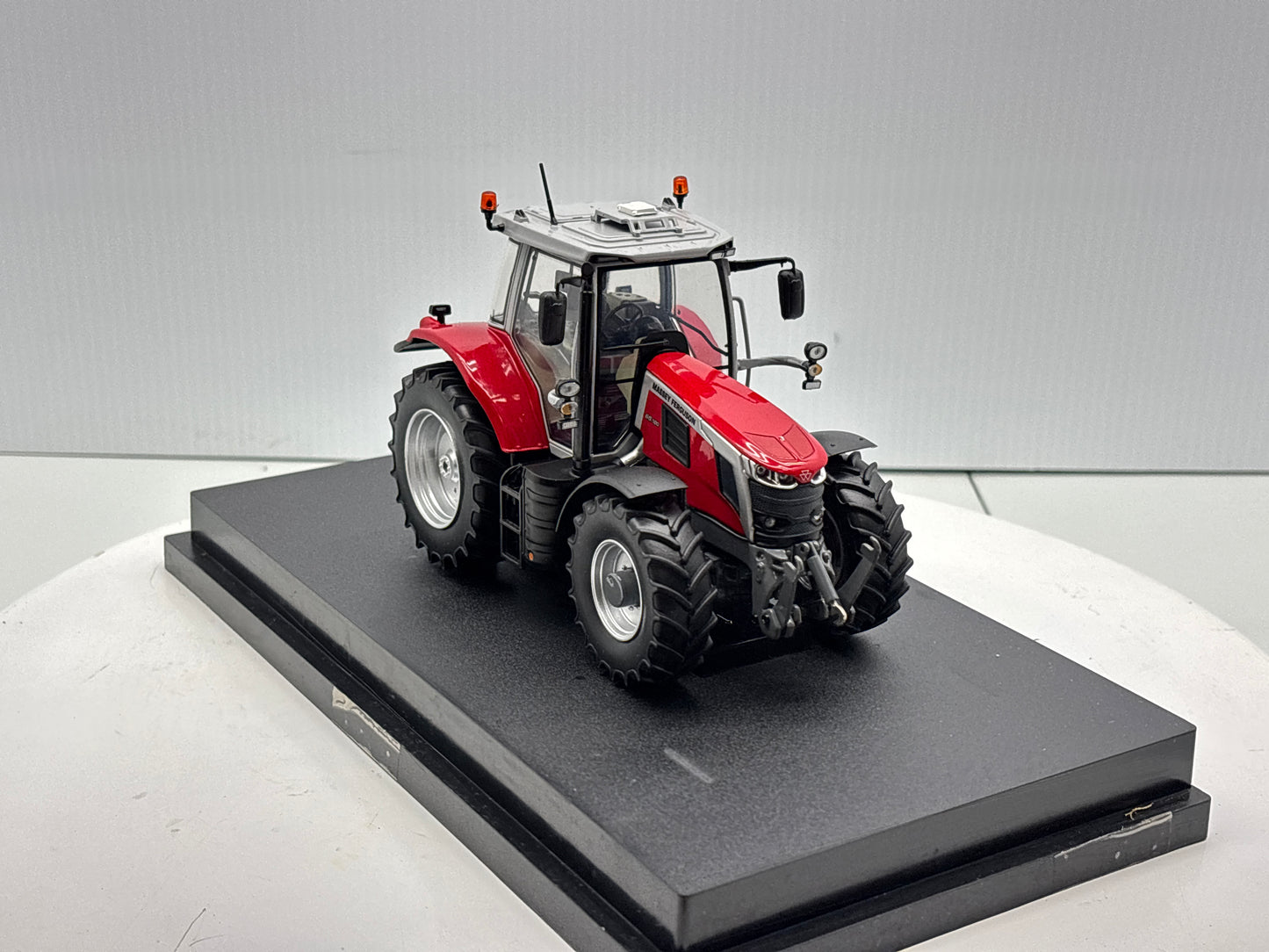 1/32 Massey Ferguson 65.180 Red