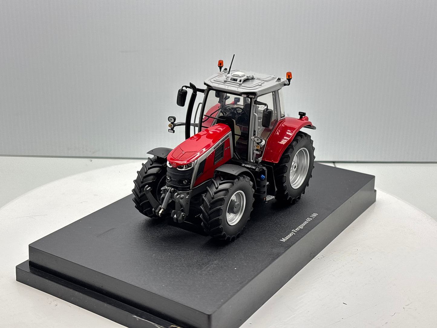 1/32 Massey Ferguson 65.180 Red