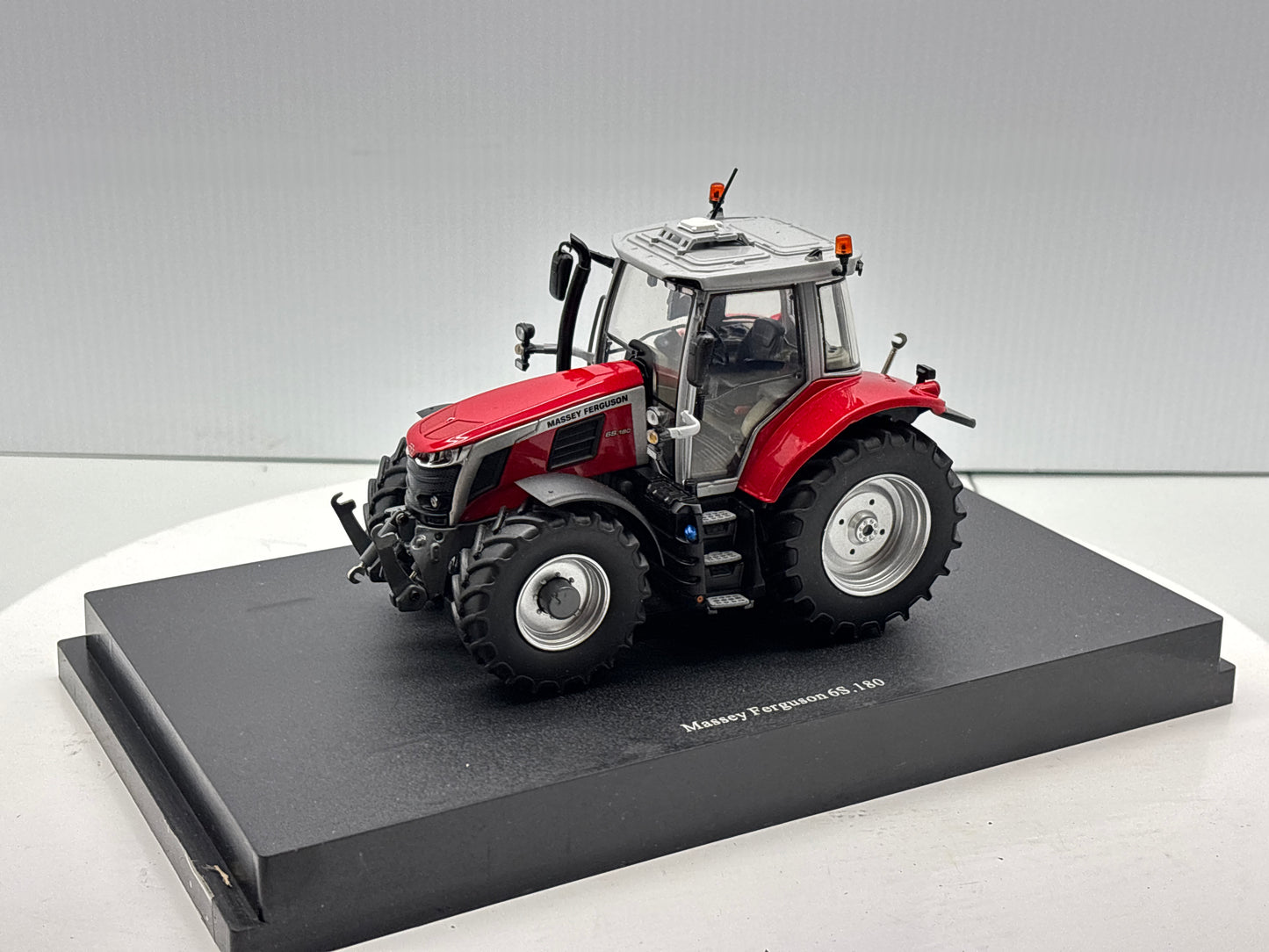 1/32 Massey Ferguson 65.180 Red