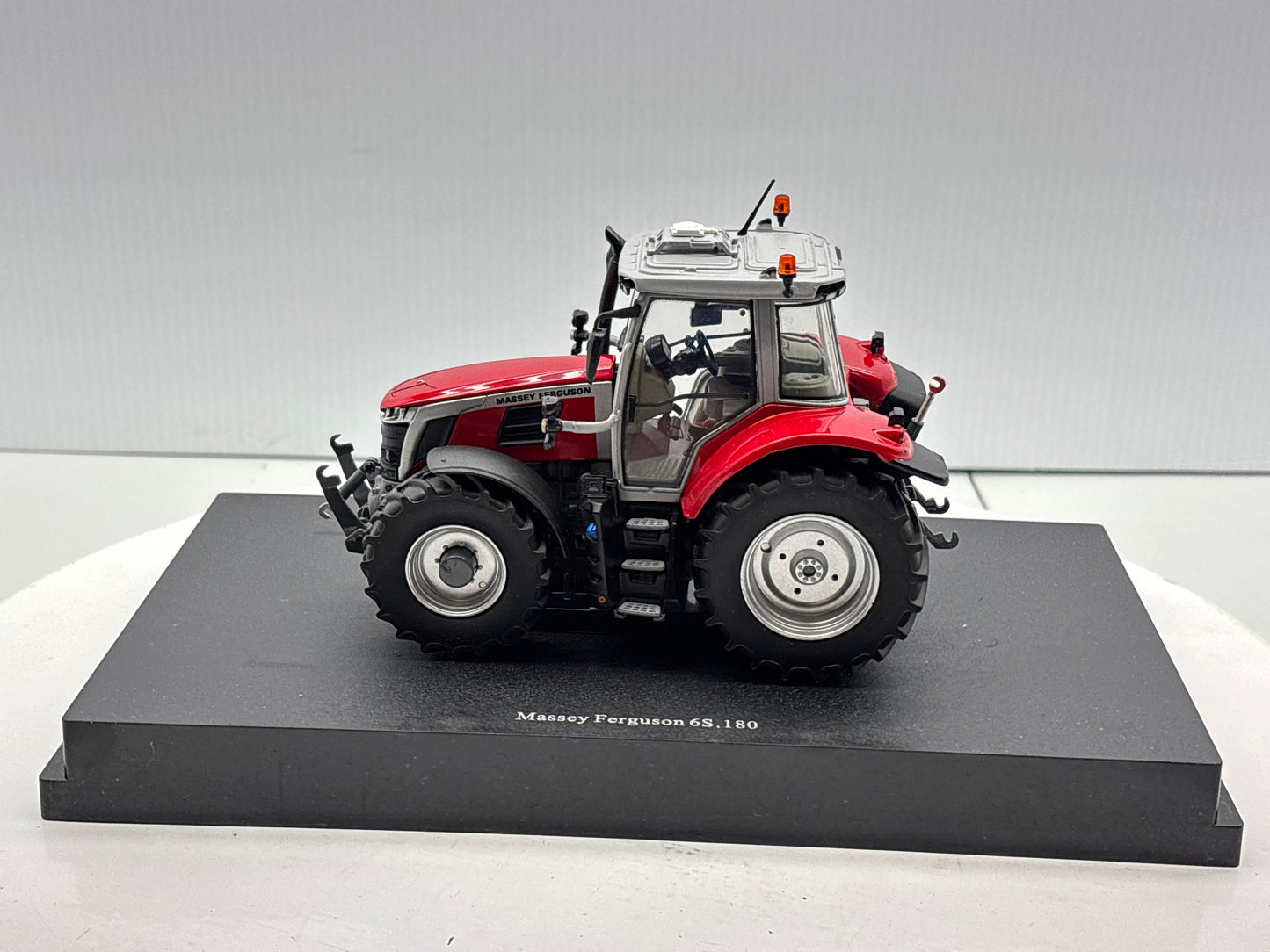 1/32 Massey Ferguson 65.180 Red