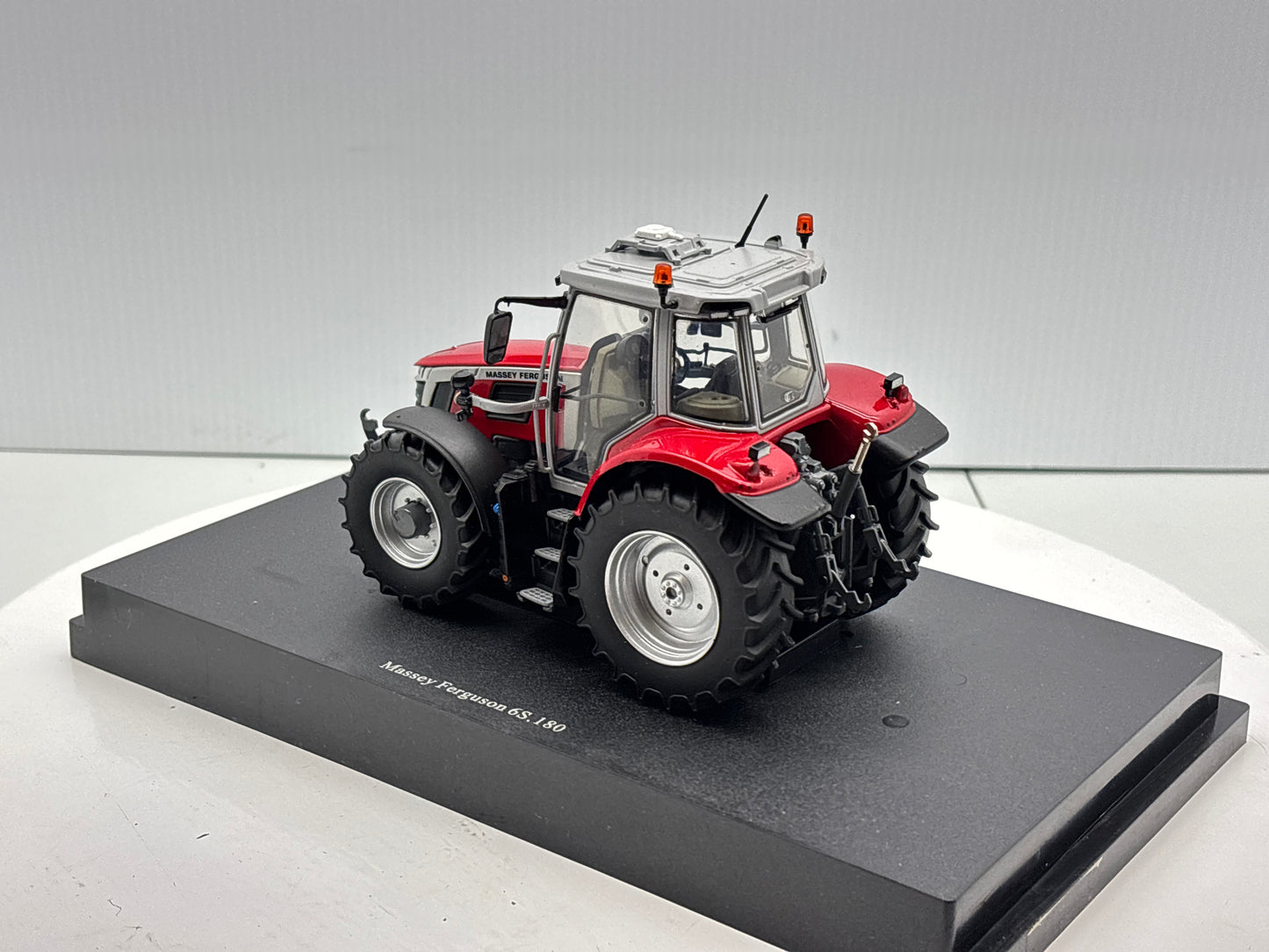 1/32 Massey Ferguson 65.180 Red